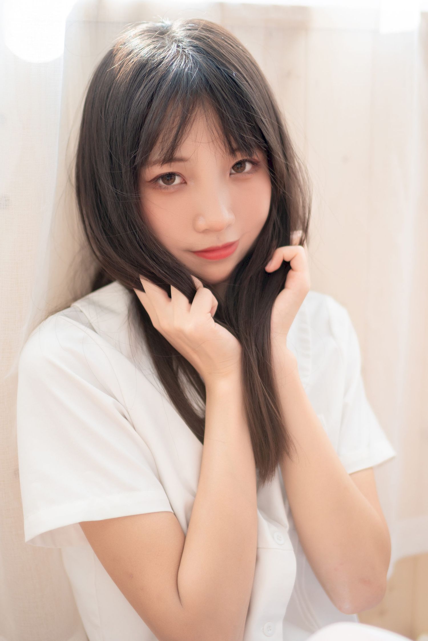 西呱呀呀呀学生制服搭配白色丝袜写真