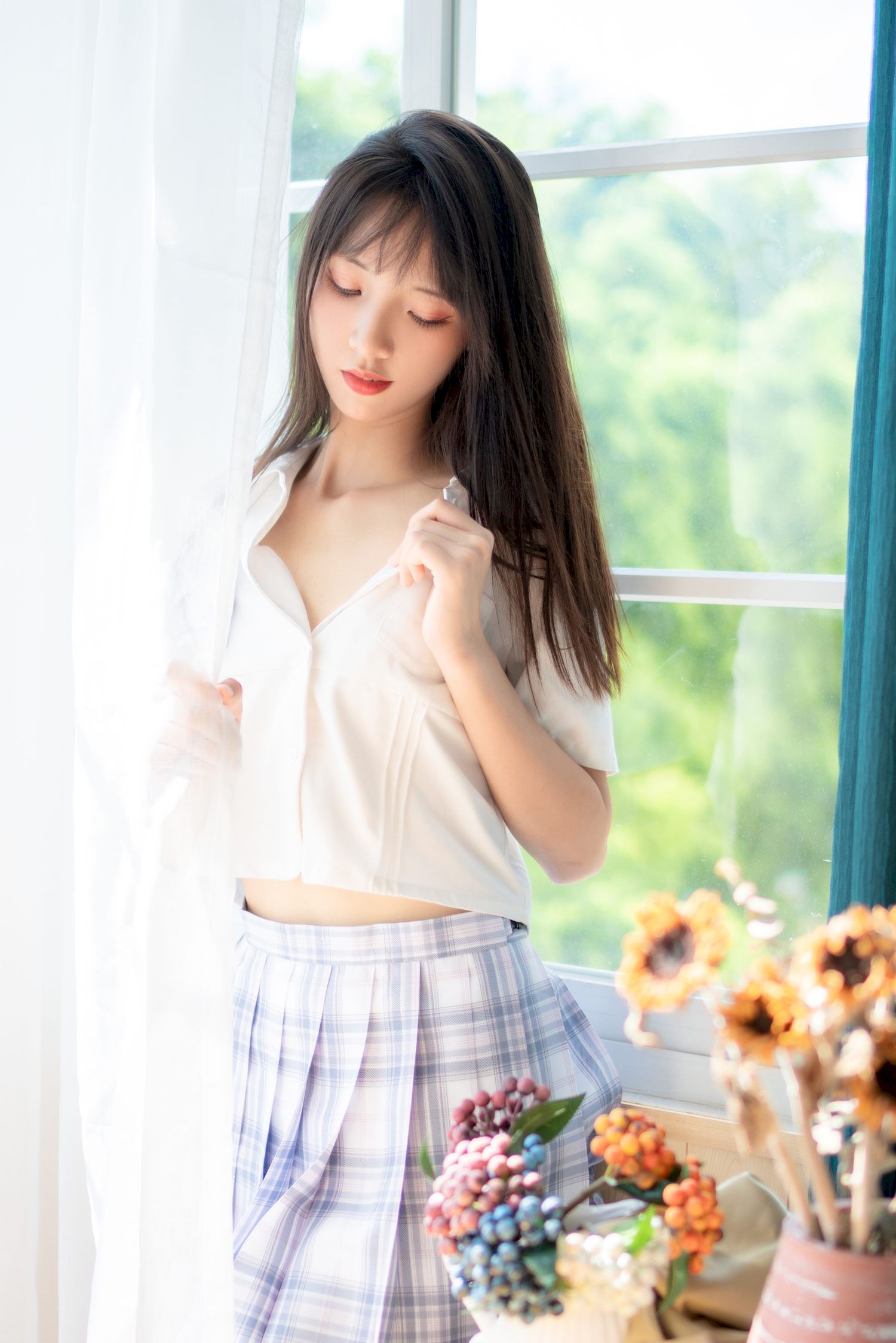 西呱呀呀呀学生制服搭配白色丝袜写真