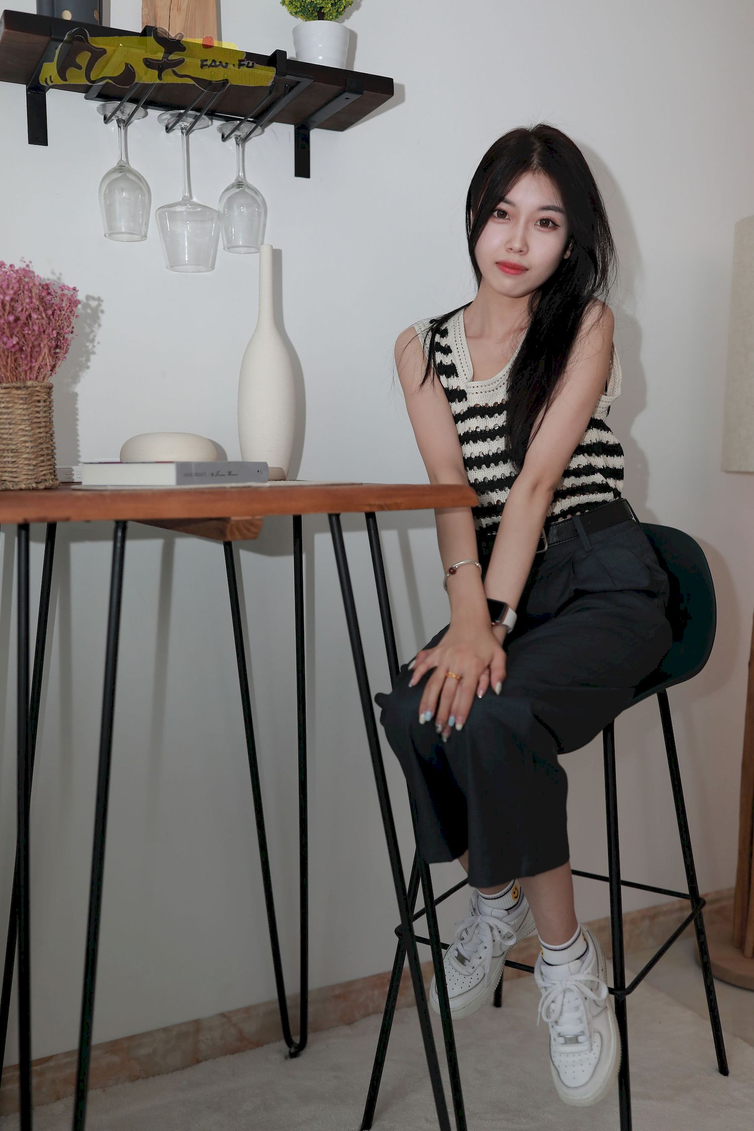 芳琪洞洞毛衣黑色西裤居家写真
