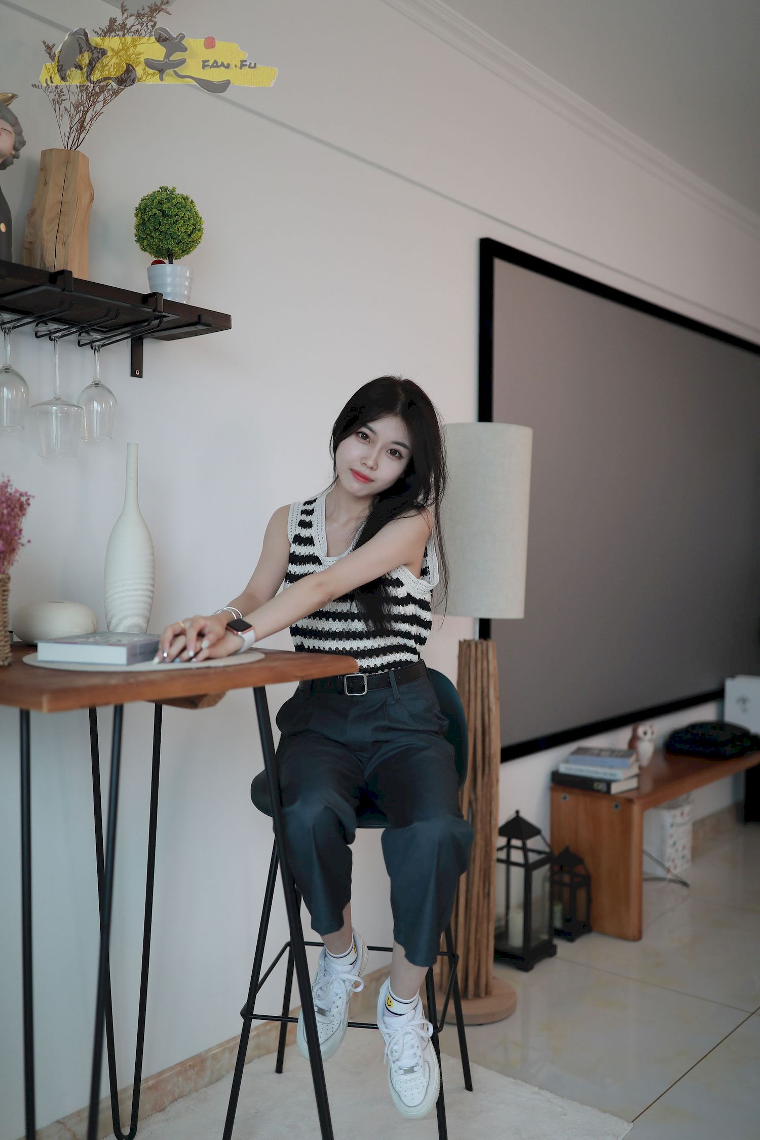 芳琪洞洞毛衣黑色西裤居家写真