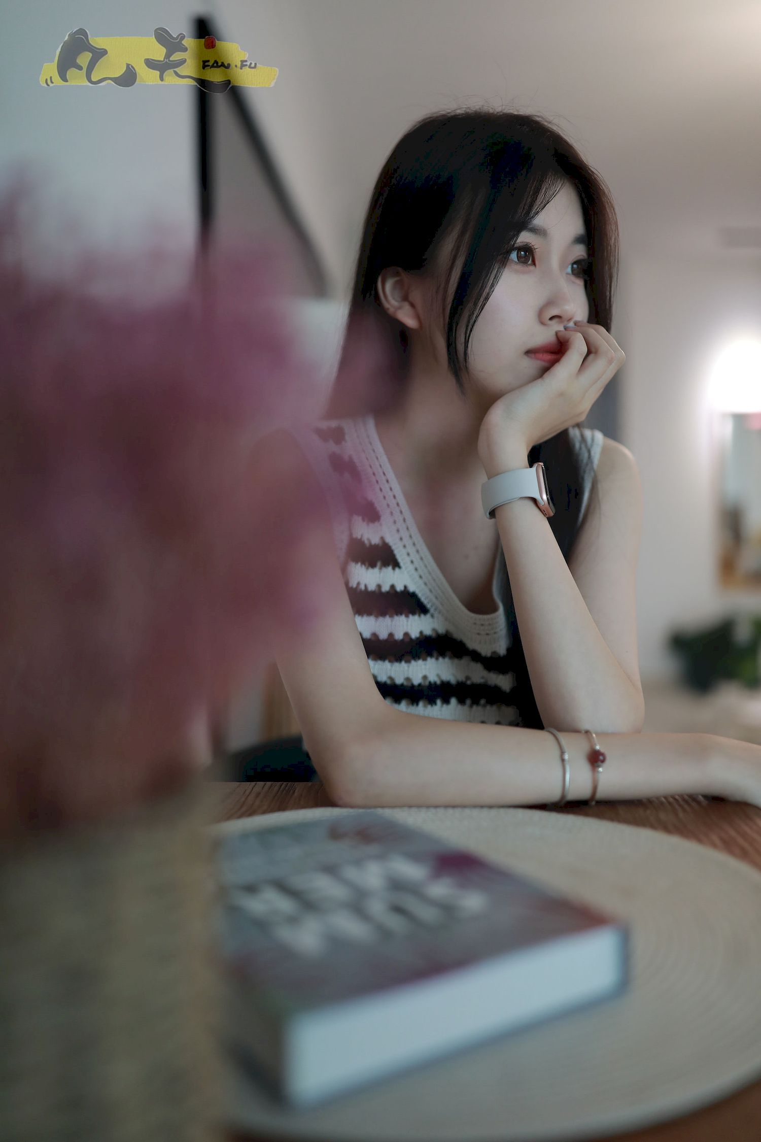 芳琪洞洞毛衣黑色西裤居家写真