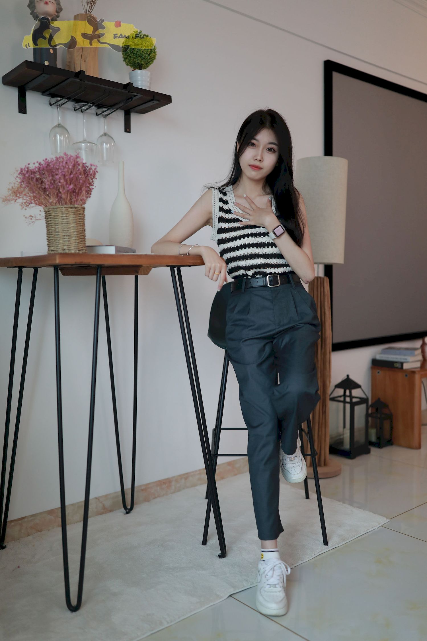 芳琪洞洞毛衣黑色西裤居家写真