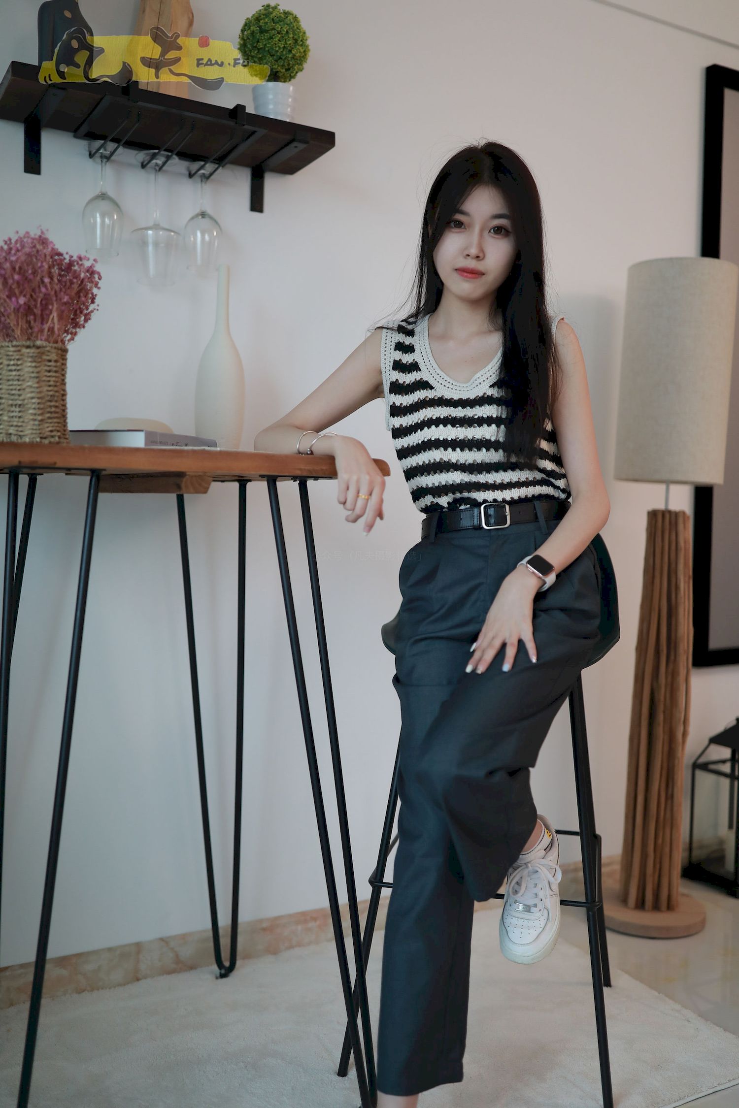 芳琪洞洞毛衣黑色西裤居家写真