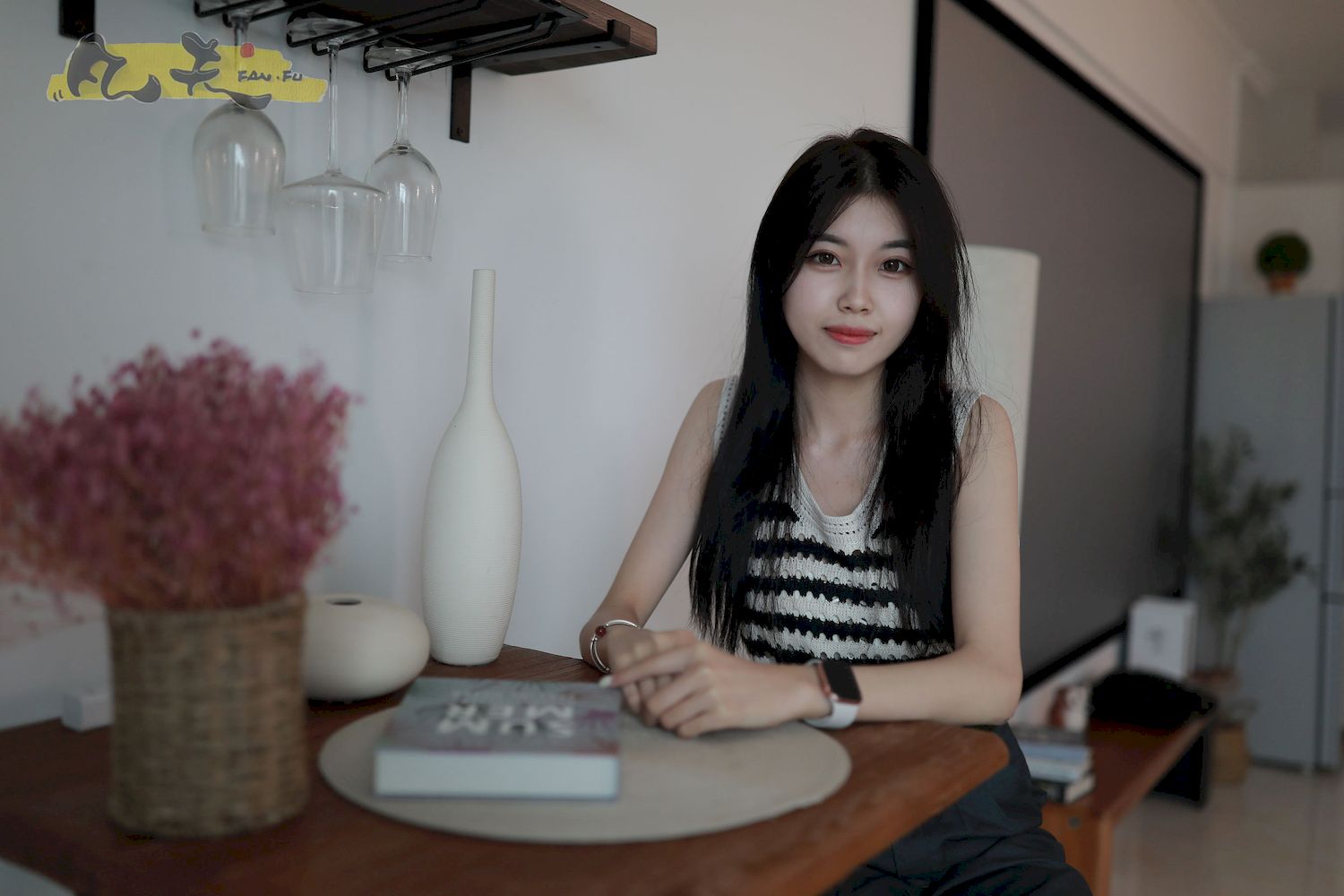 芳琪洞洞毛衣黑色西裤居家写真