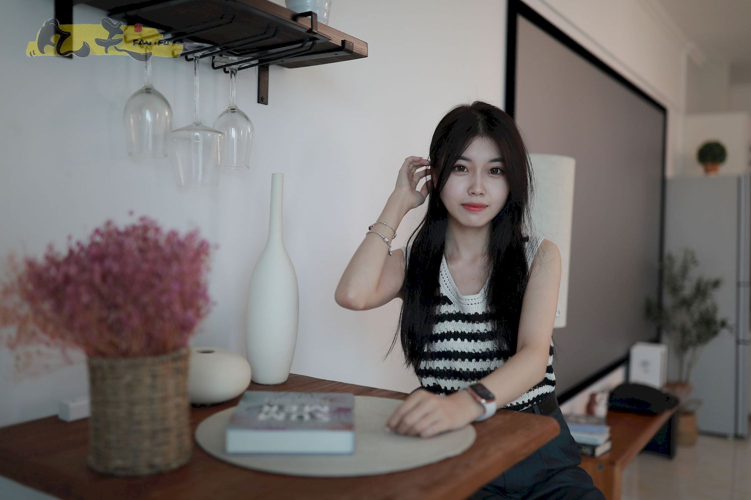 芳琪洞洞毛衣黑色西裤居家写真