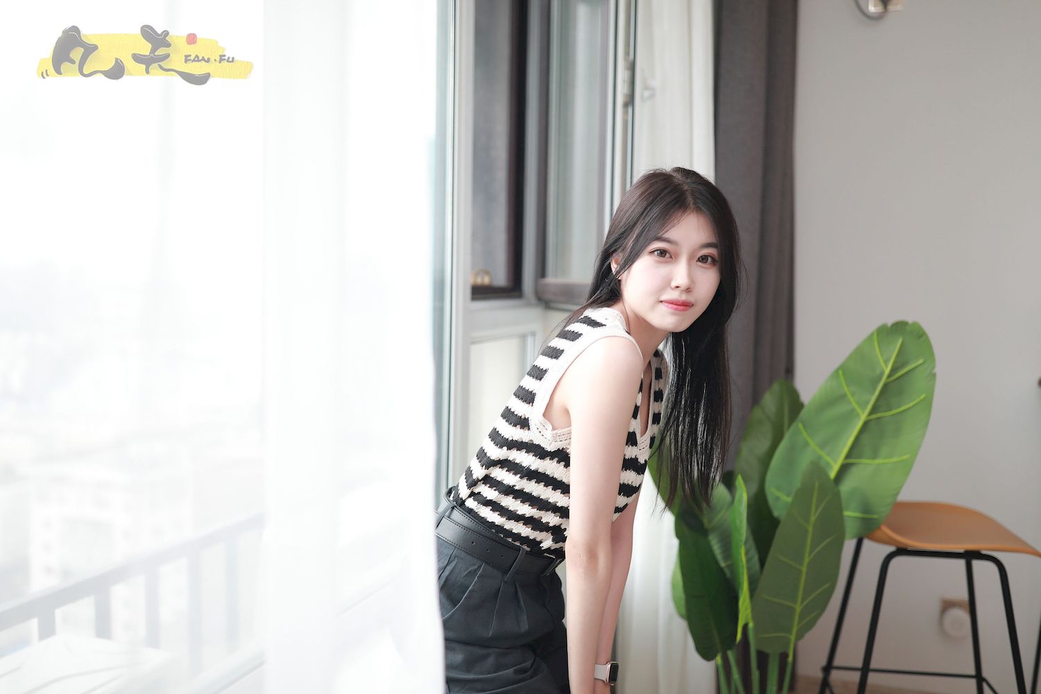 芳琪洞洞毛衣黑色西裤居家写真