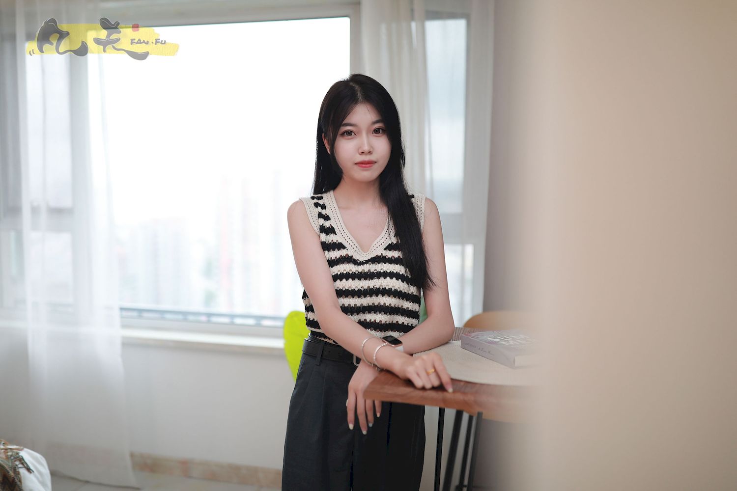 芳琪洞洞毛衣黑色西裤居家写真