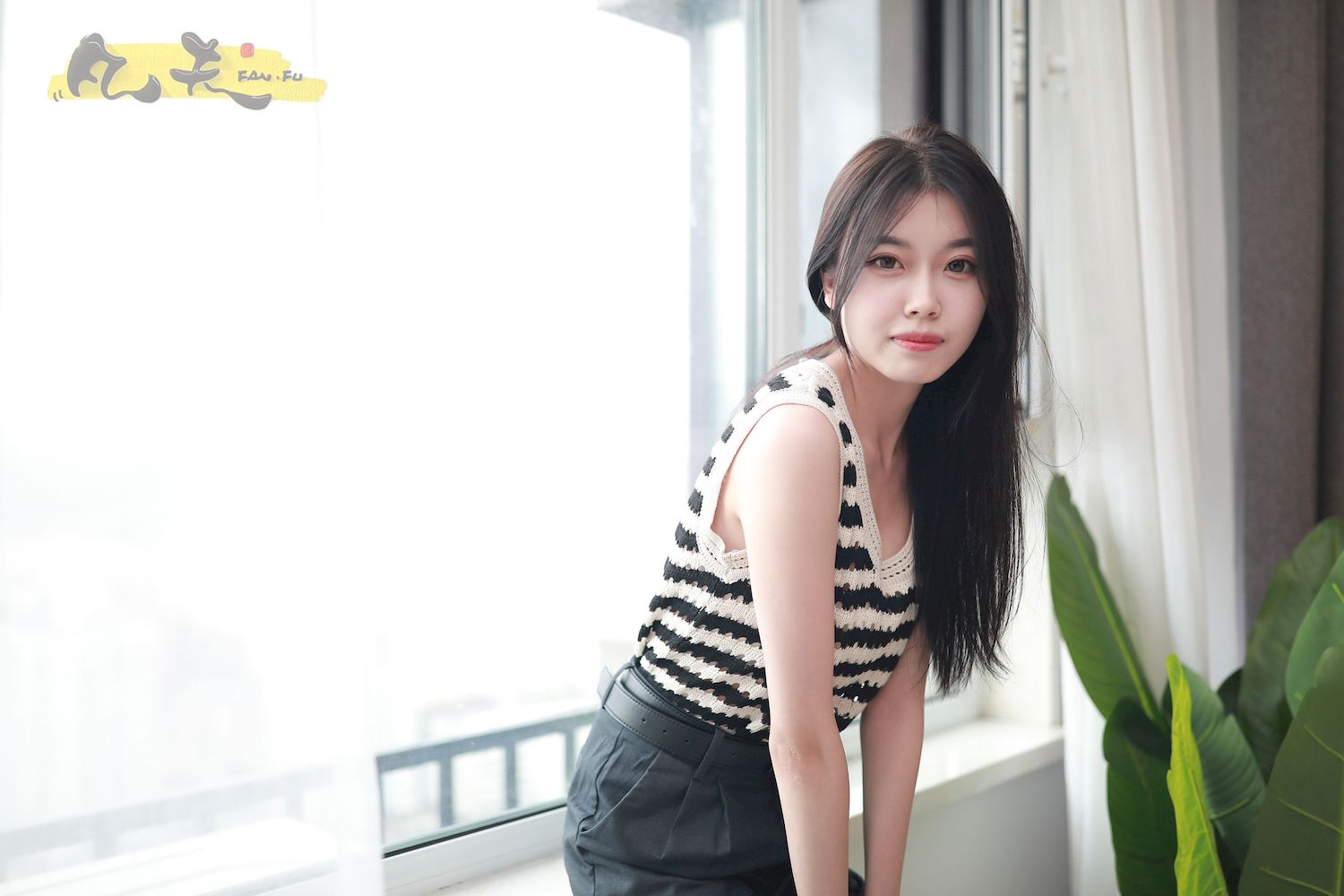 芳琪洞洞毛衣黑色西裤居家写真