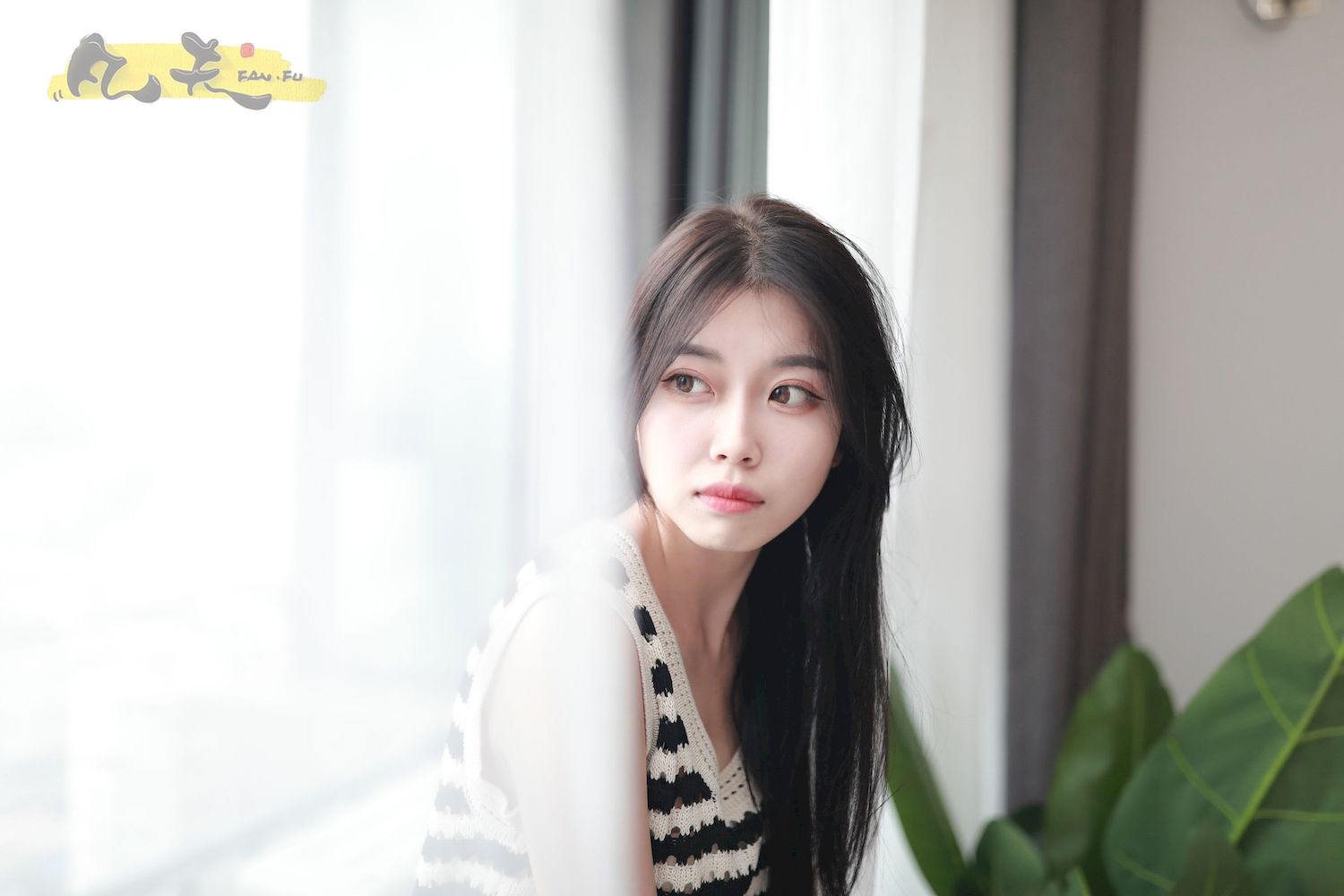 芳琪洞洞毛衣黑色西裤居家写真