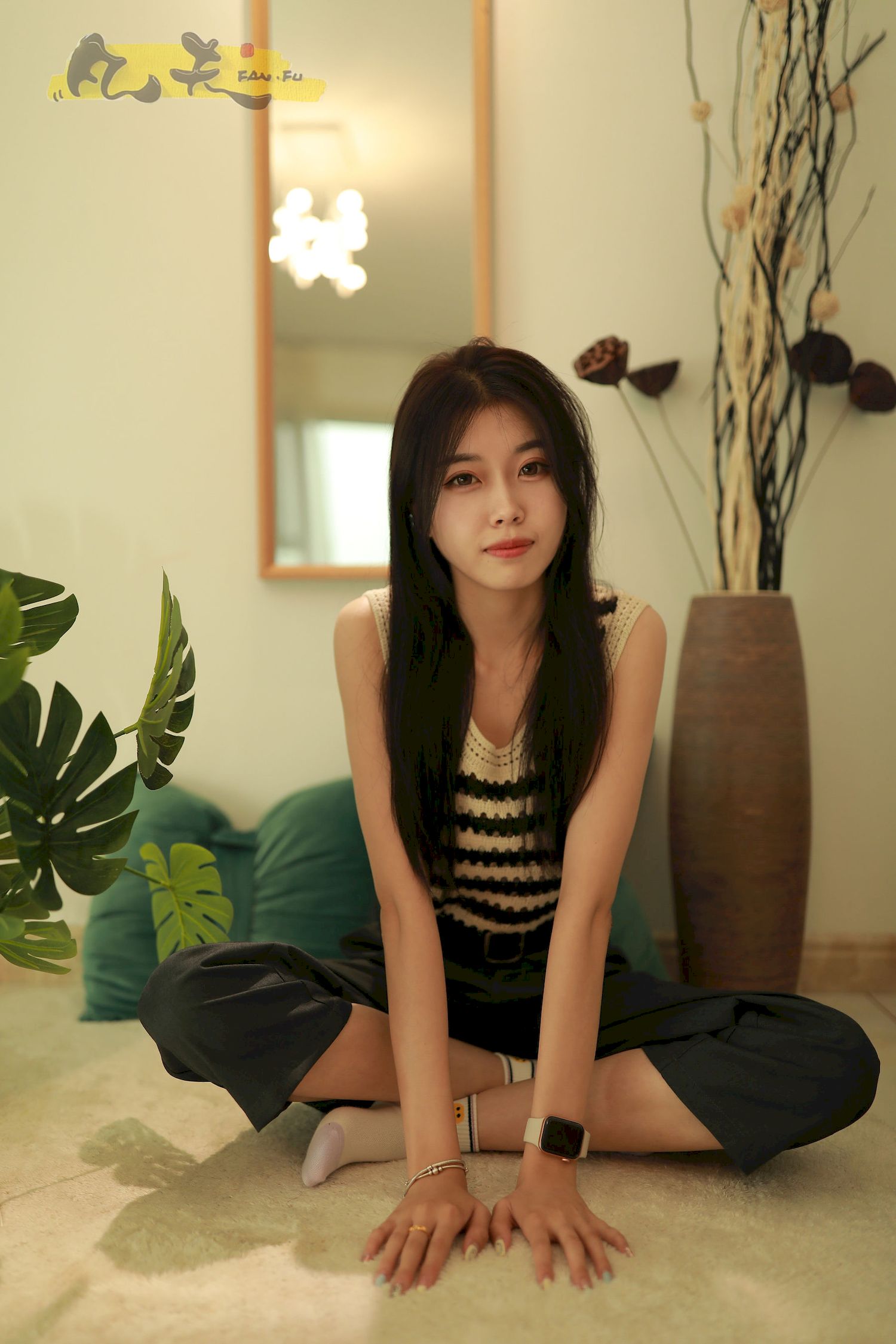 芳琪洞洞毛衣黑色西裤居家写真