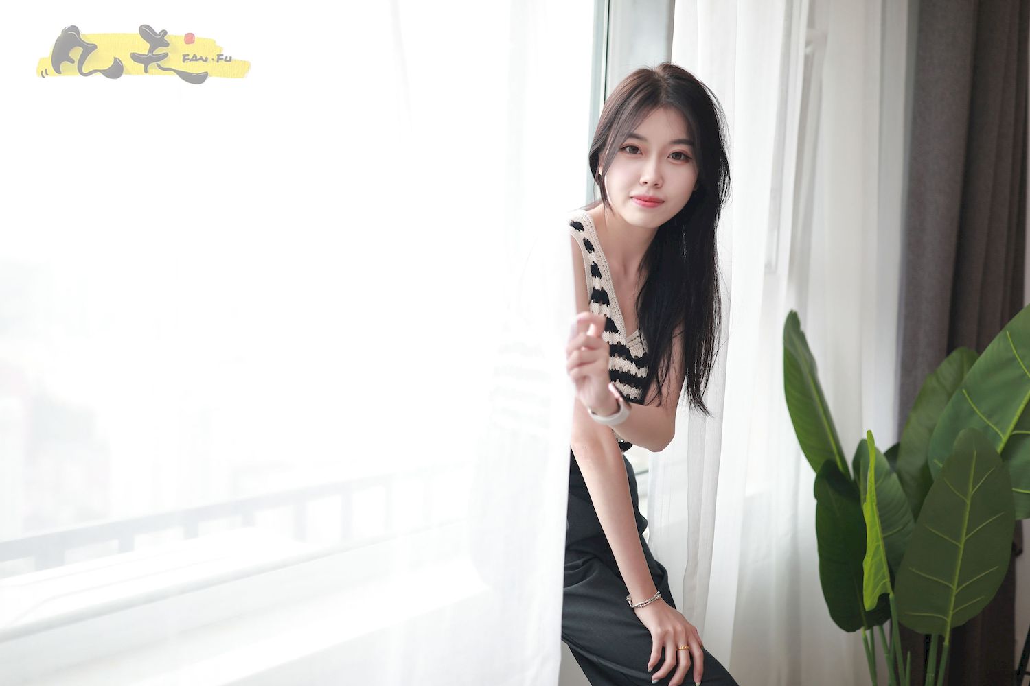 芳琪洞洞毛衣黑色西裤居家写真