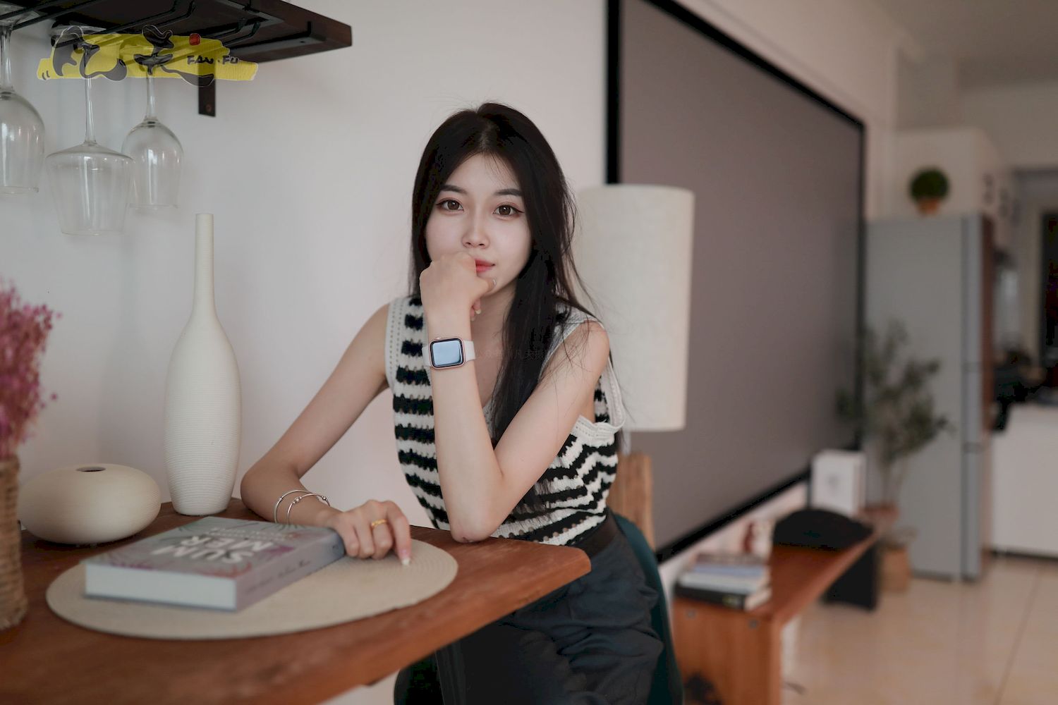 芳琪洞洞毛衣黑色西裤居家写真