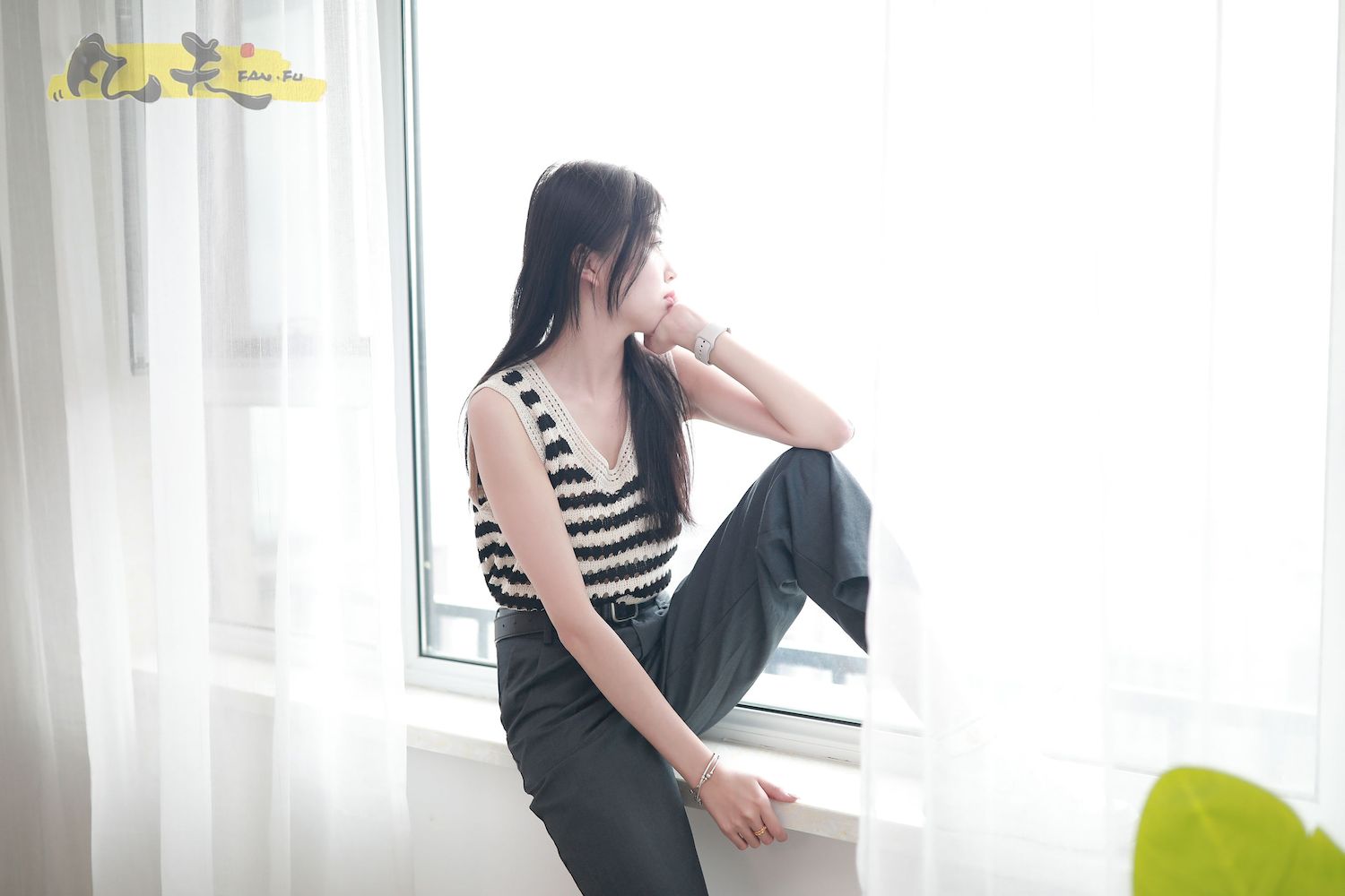 芳琪洞洞毛衣黑色西裤居家写真