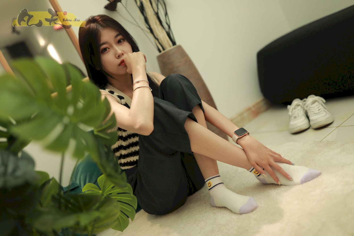芳琪洞洞毛衣黑色西裤居家写真
