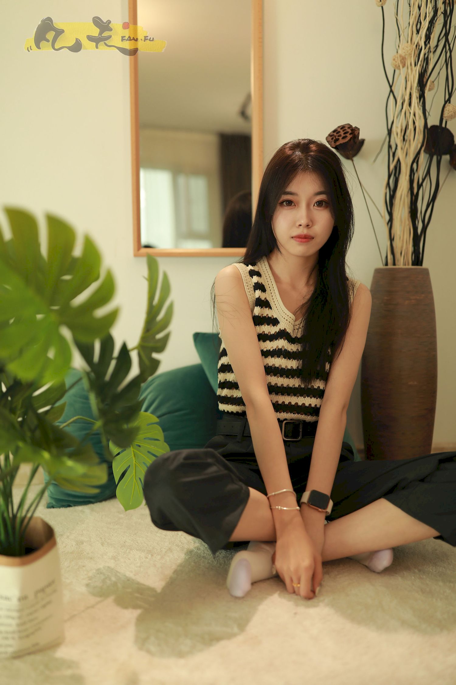 芳琪洞洞毛衣黑色西裤居家写真