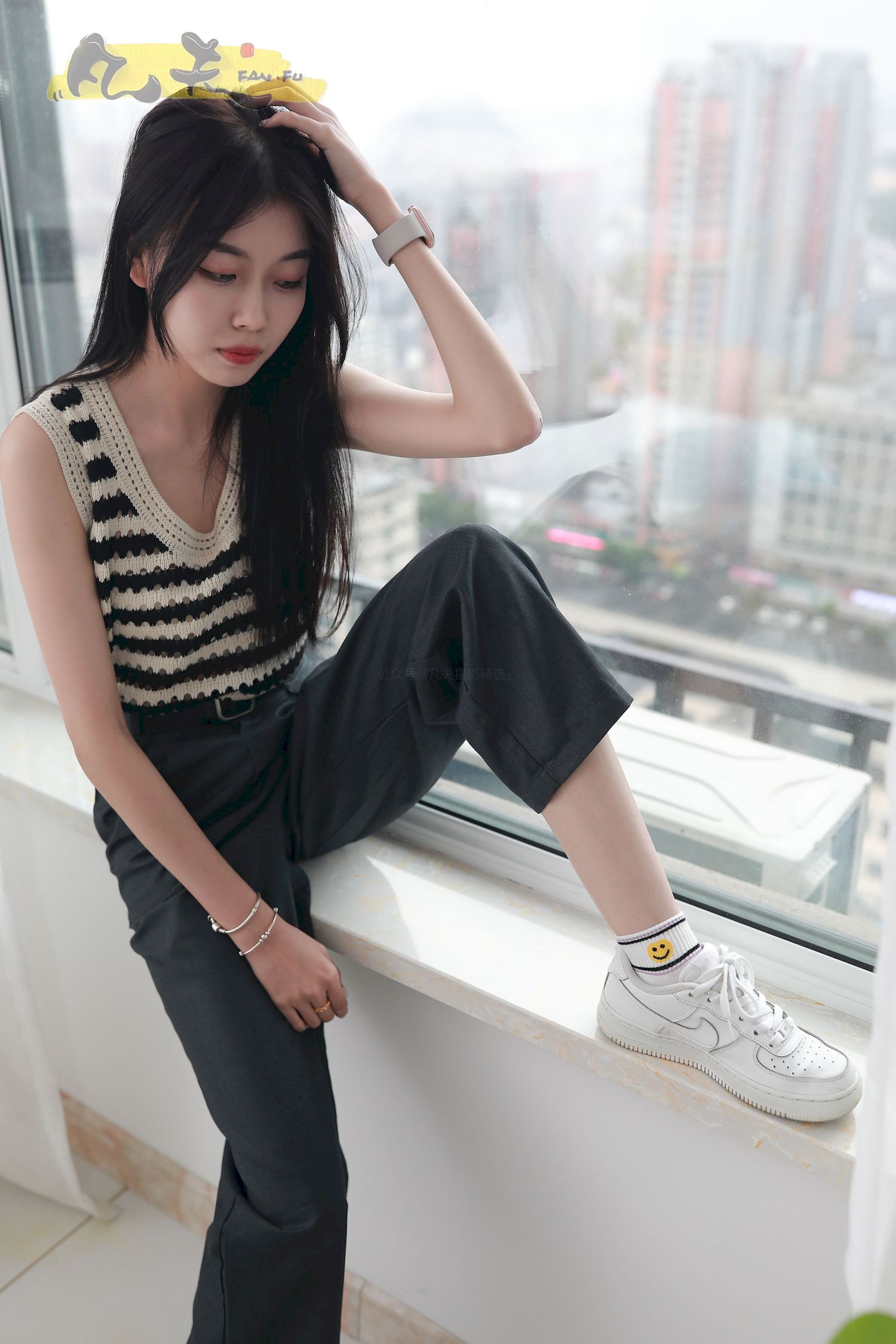 芳琪洞洞毛衣黑色西裤居家写真