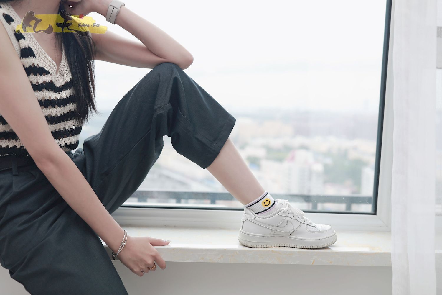 芳琪洞洞毛衣黑色西裤居家写真