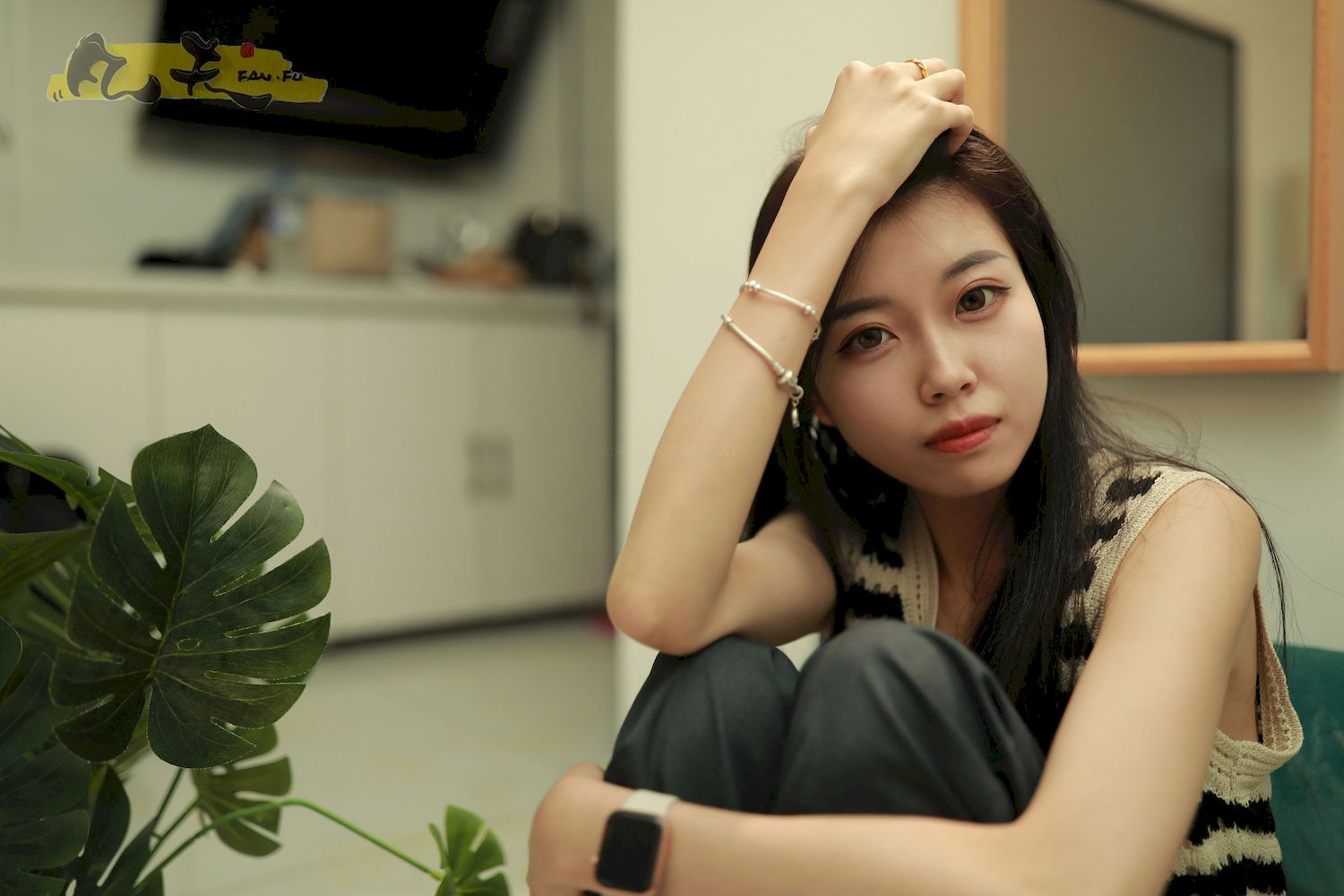 芳琪洞洞毛衣黑色西裤居家写真