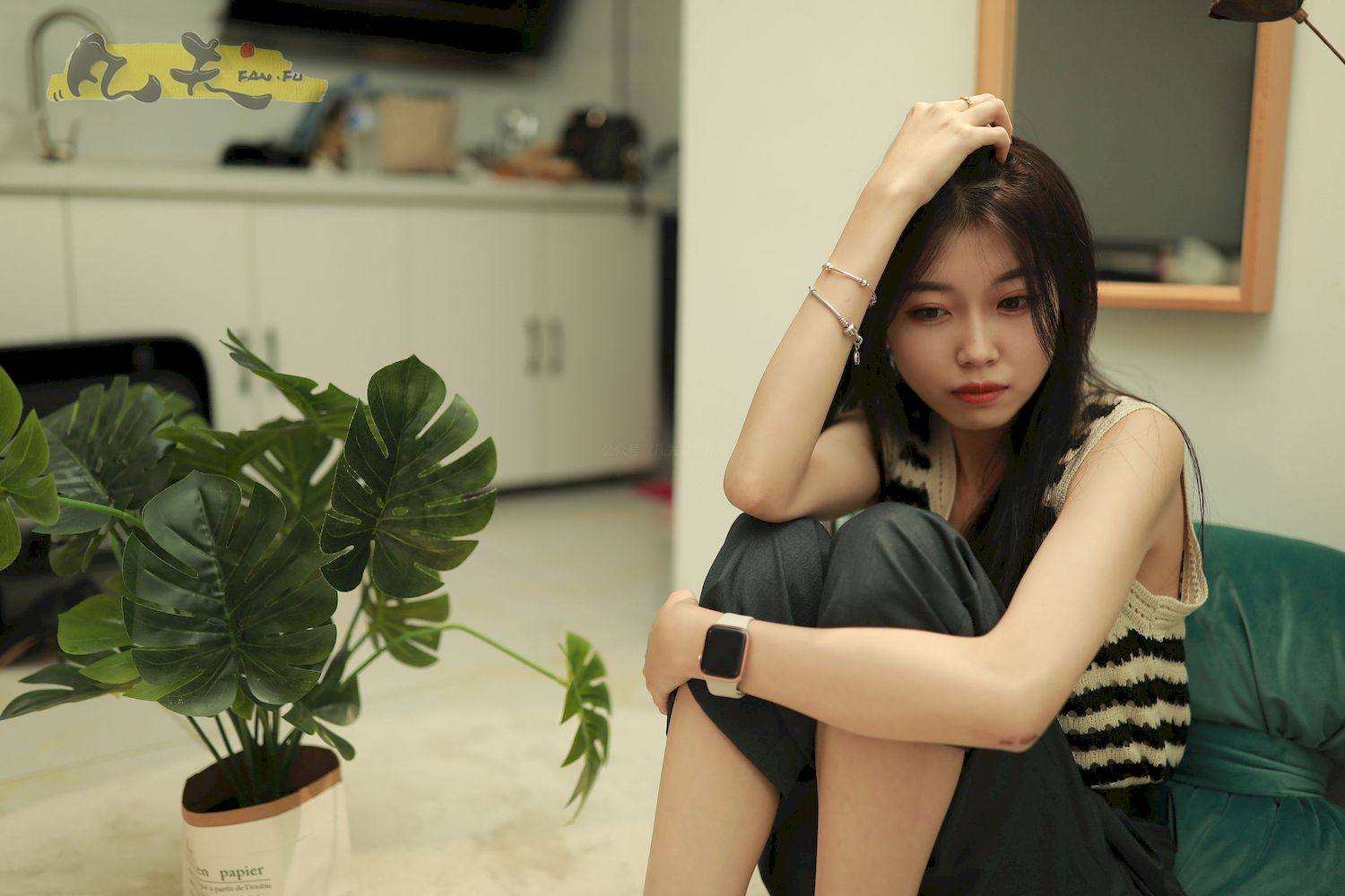 芳琪洞洞毛衣黑色西裤居家写真