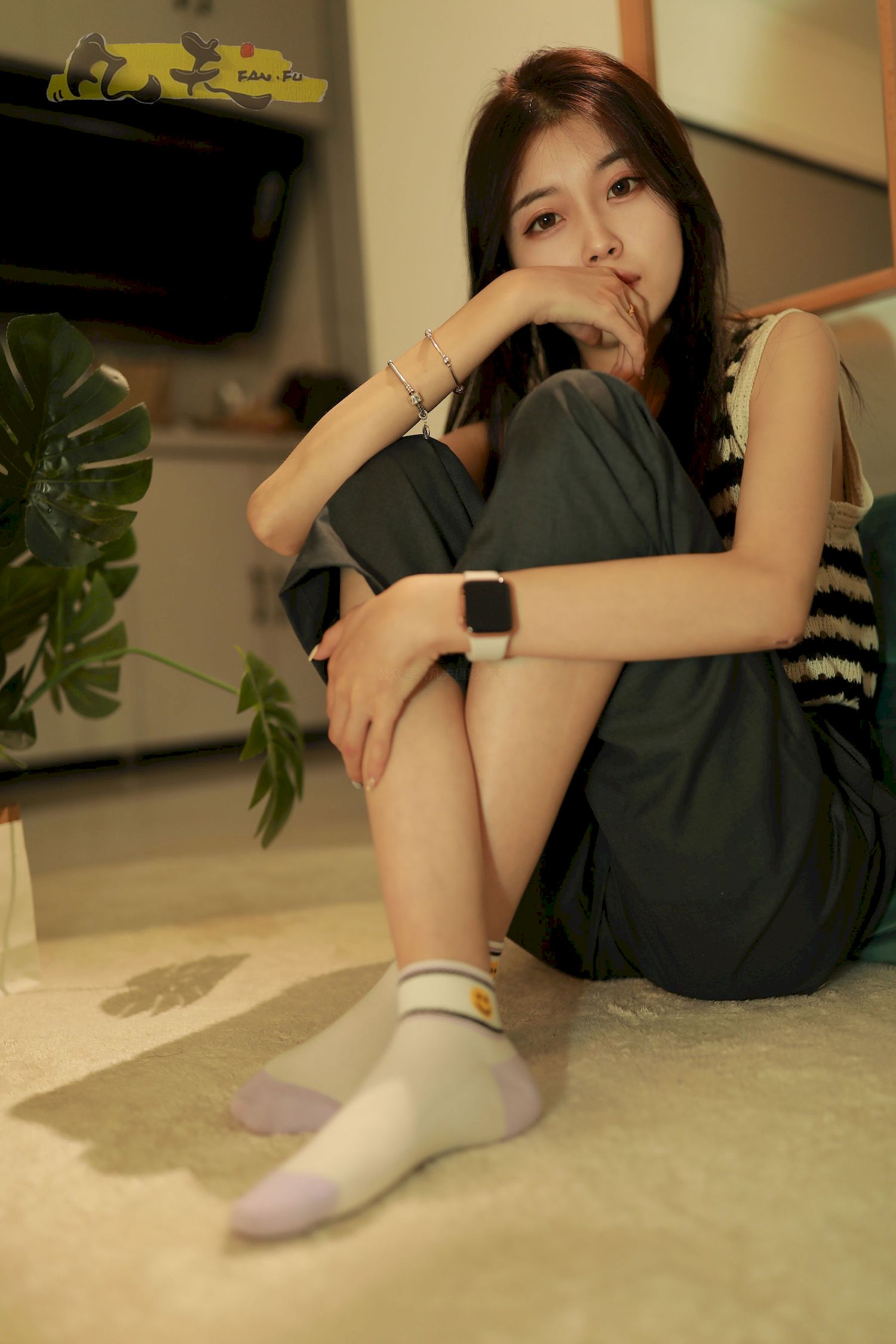 芳琪洞洞毛衣黑色西裤居家写真