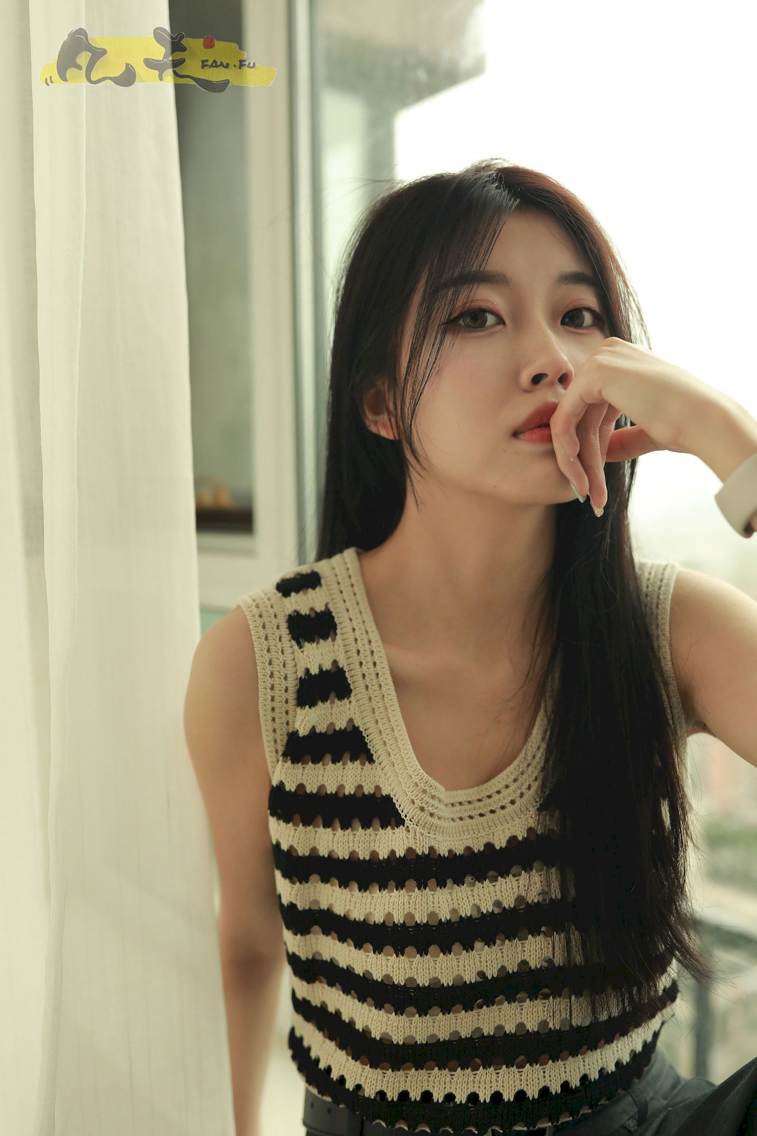 芳琪洞洞毛衣黑色西裤居家写真