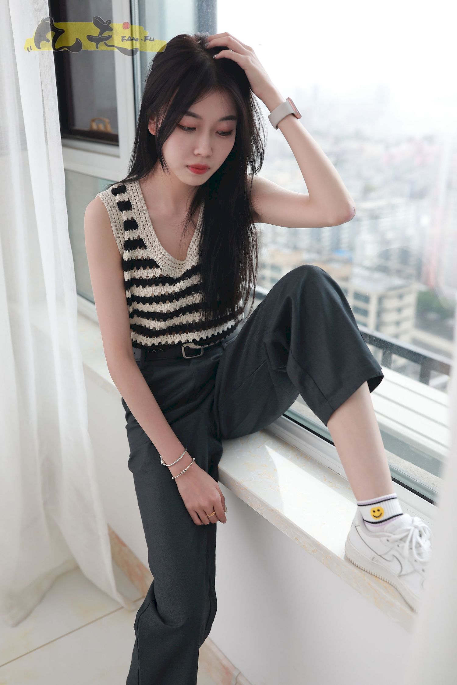 芳琪洞洞毛衣黑色西裤居家写真