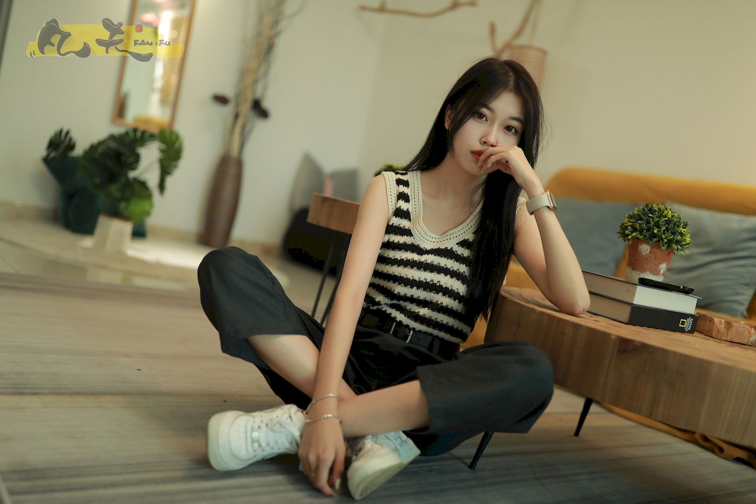 芳琪洞洞毛衣黑色西裤居家写真