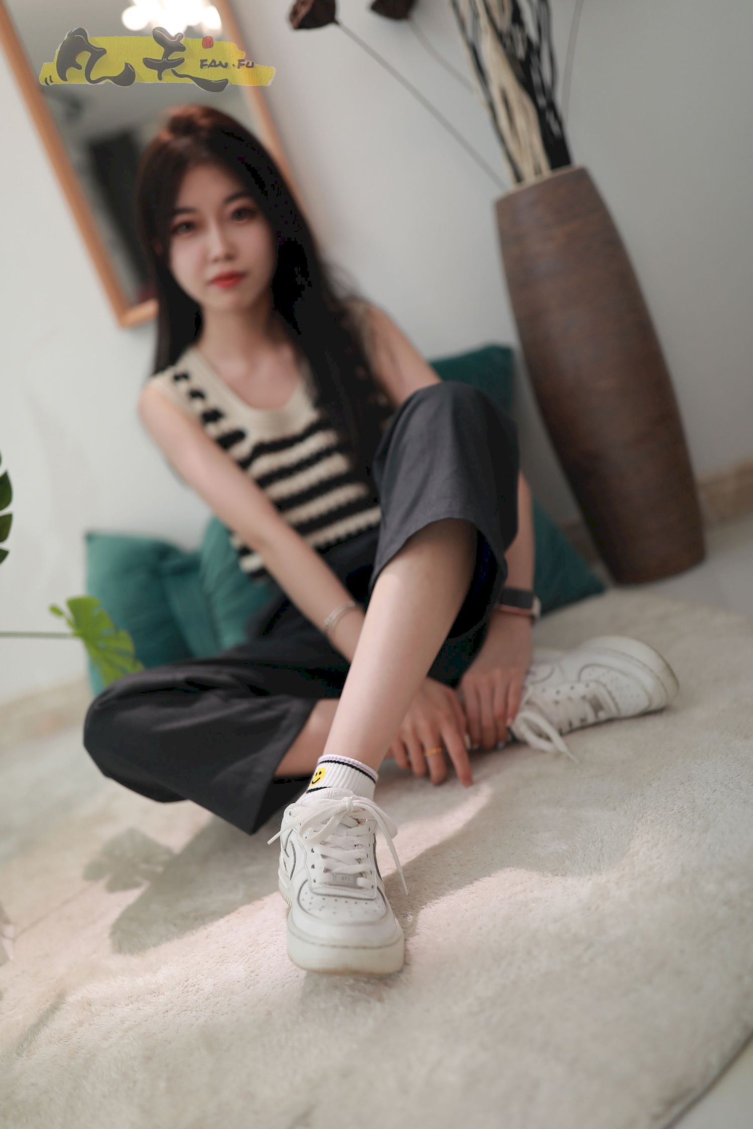 芳琪洞洞毛衣黑色西裤居家写真