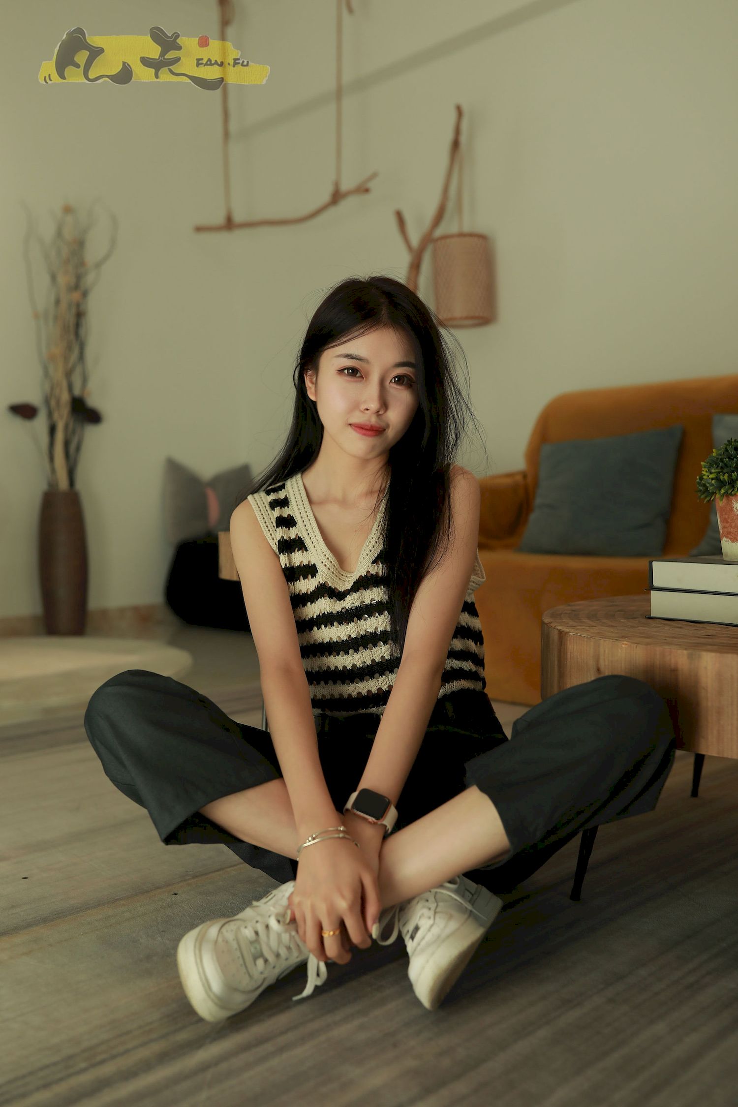 芳琪洞洞毛衣黑色西裤居家写真