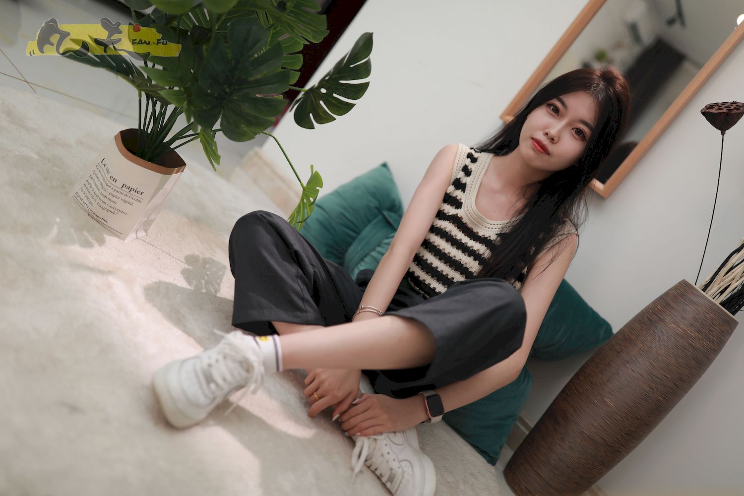 芳琪洞洞毛衣黑色西裤居家写真