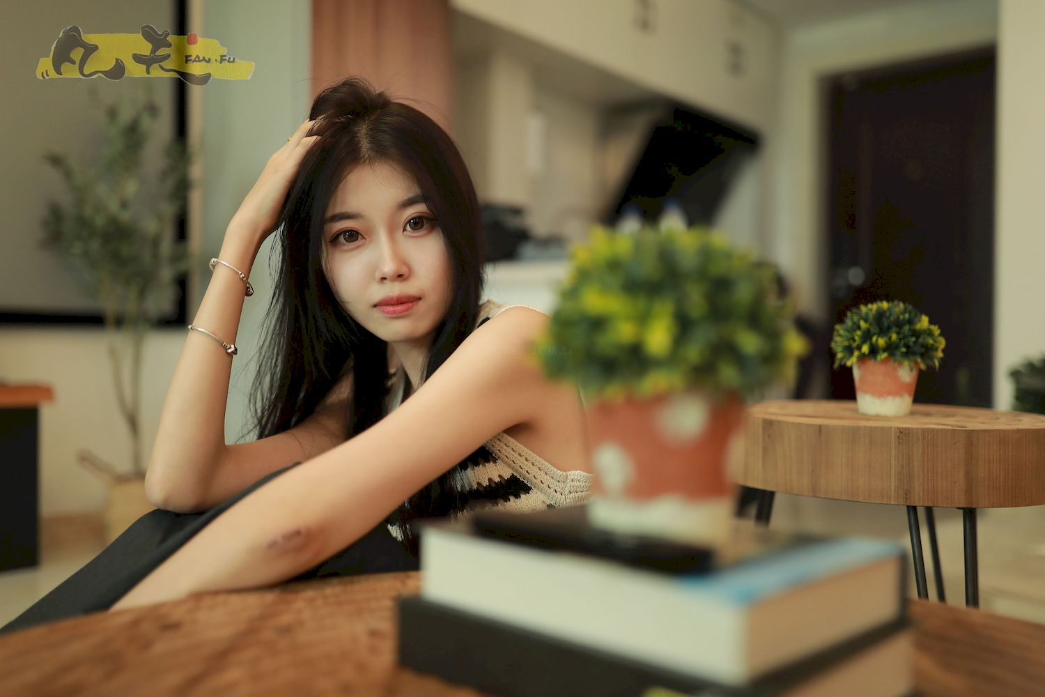 芳琪洞洞毛衣黑色西裤居家写真