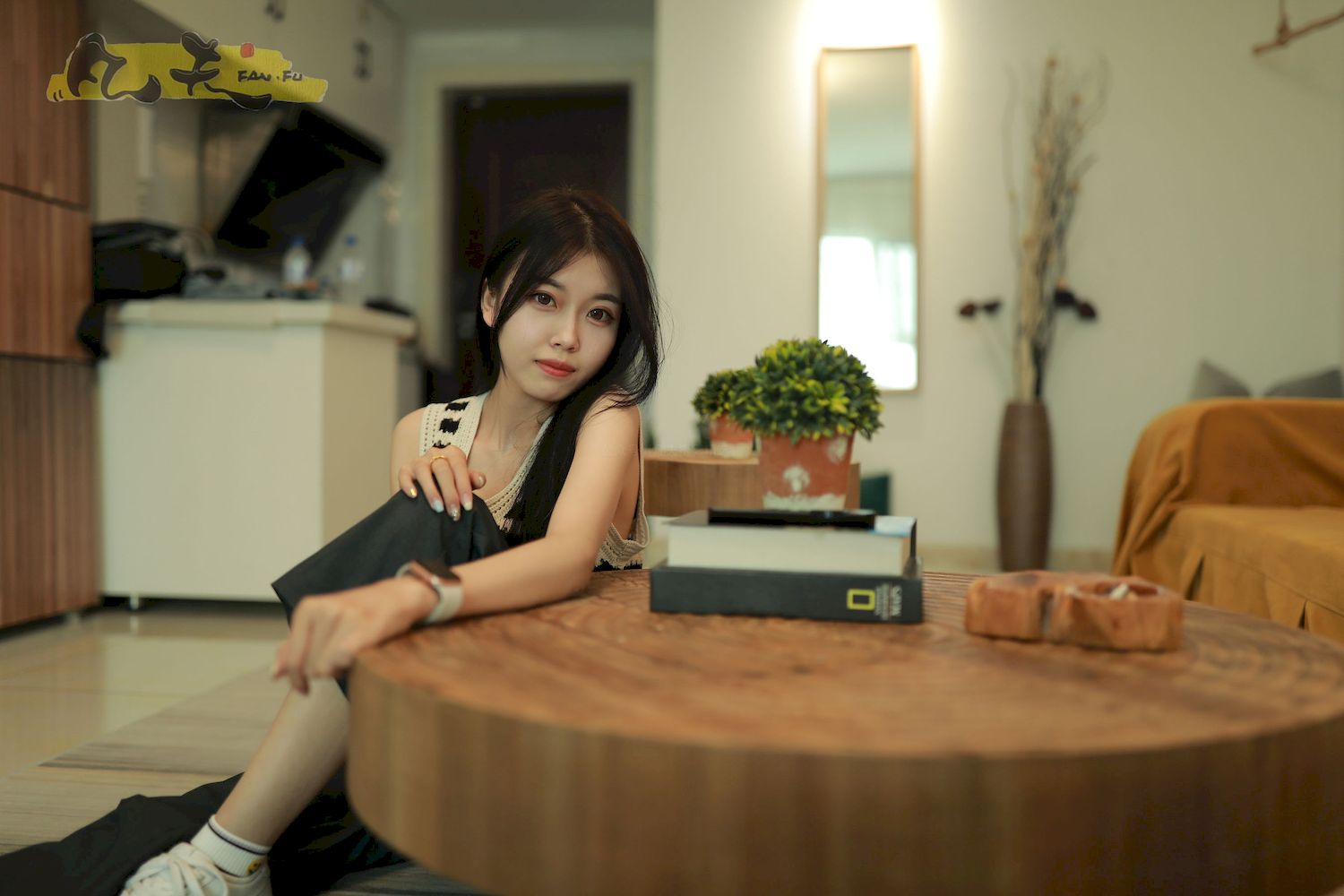 芳琪洞洞毛衣黑色西裤居家写真