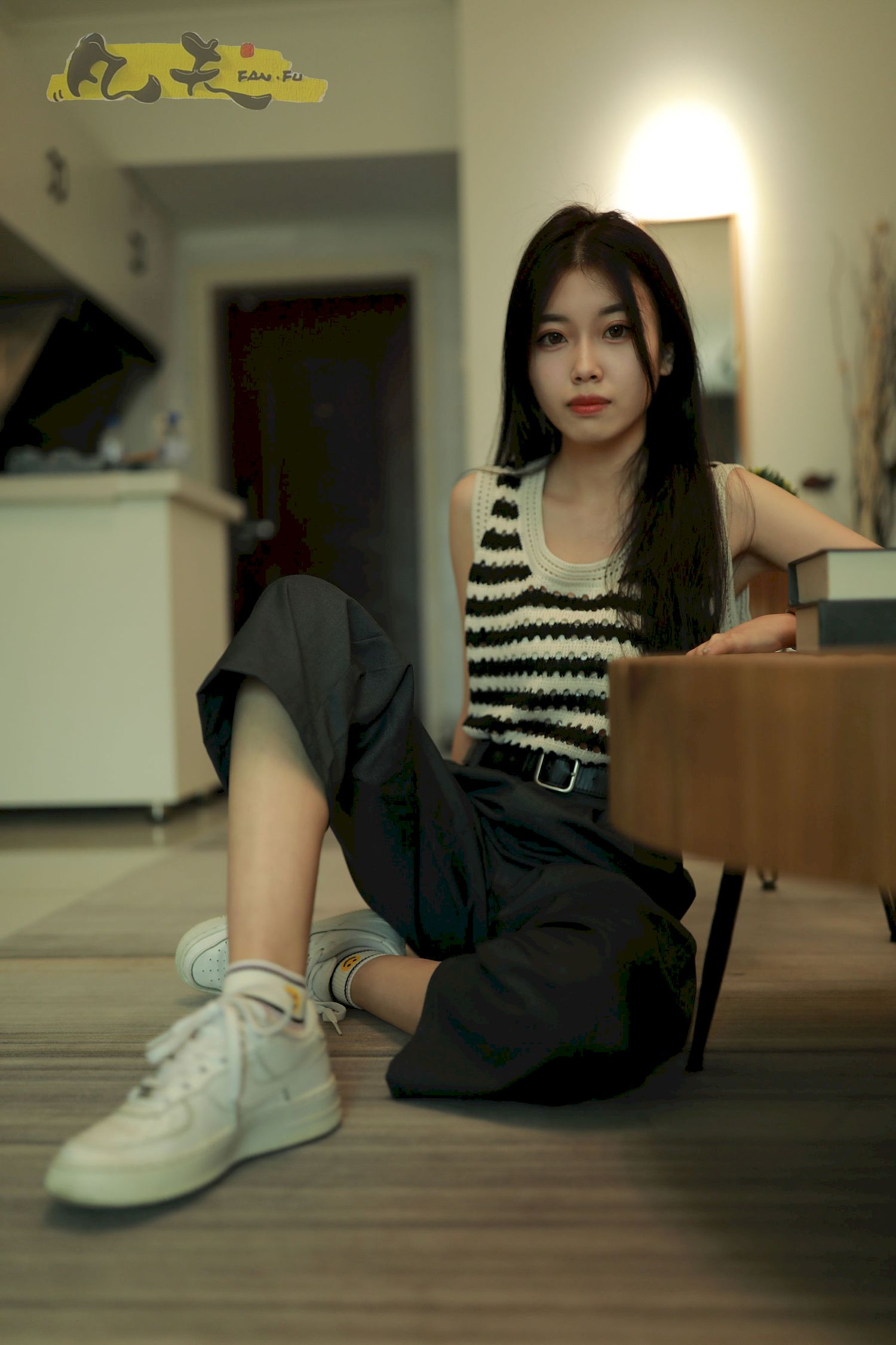 芳琪洞洞毛衣黑色西裤居家写真