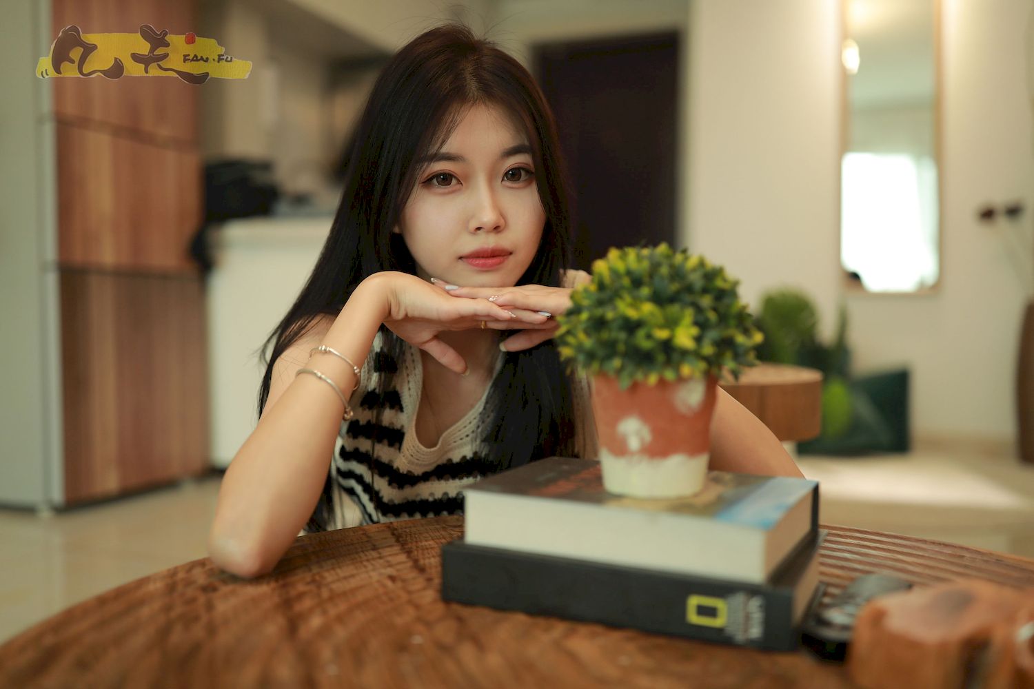 芳琪洞洞毛衣黑色西裤居家写真