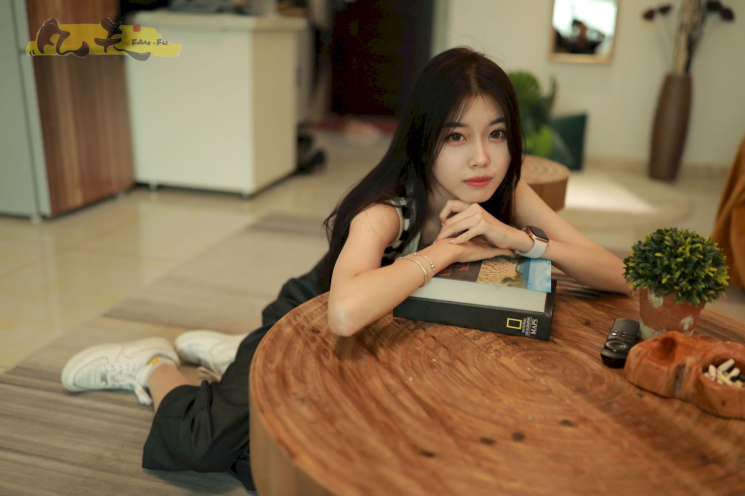 芳琪洞洞毛衣黑色西裤居家写真