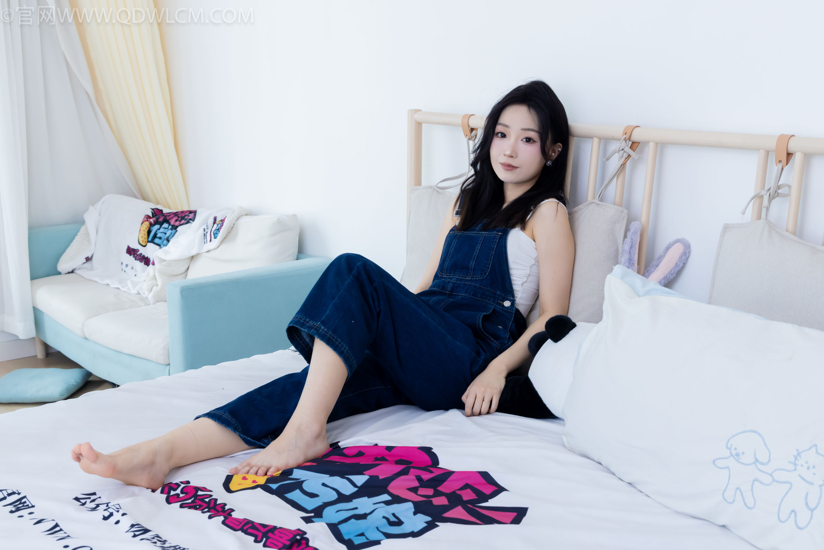 正妹嘟嘟牛仔背带裤居家女友视角写真