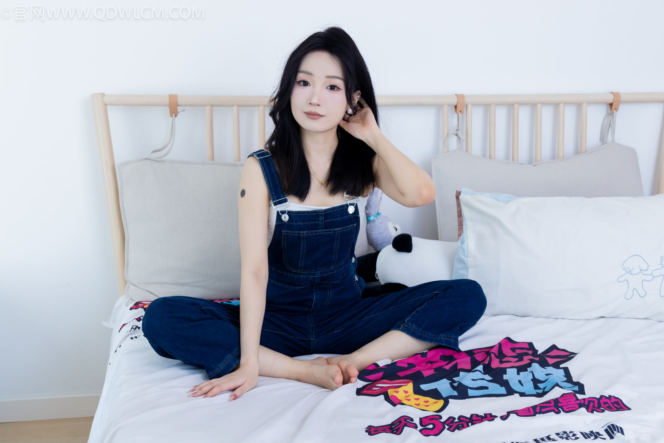 正妹嘟嘟牛仔背带裤居家女友视角写真