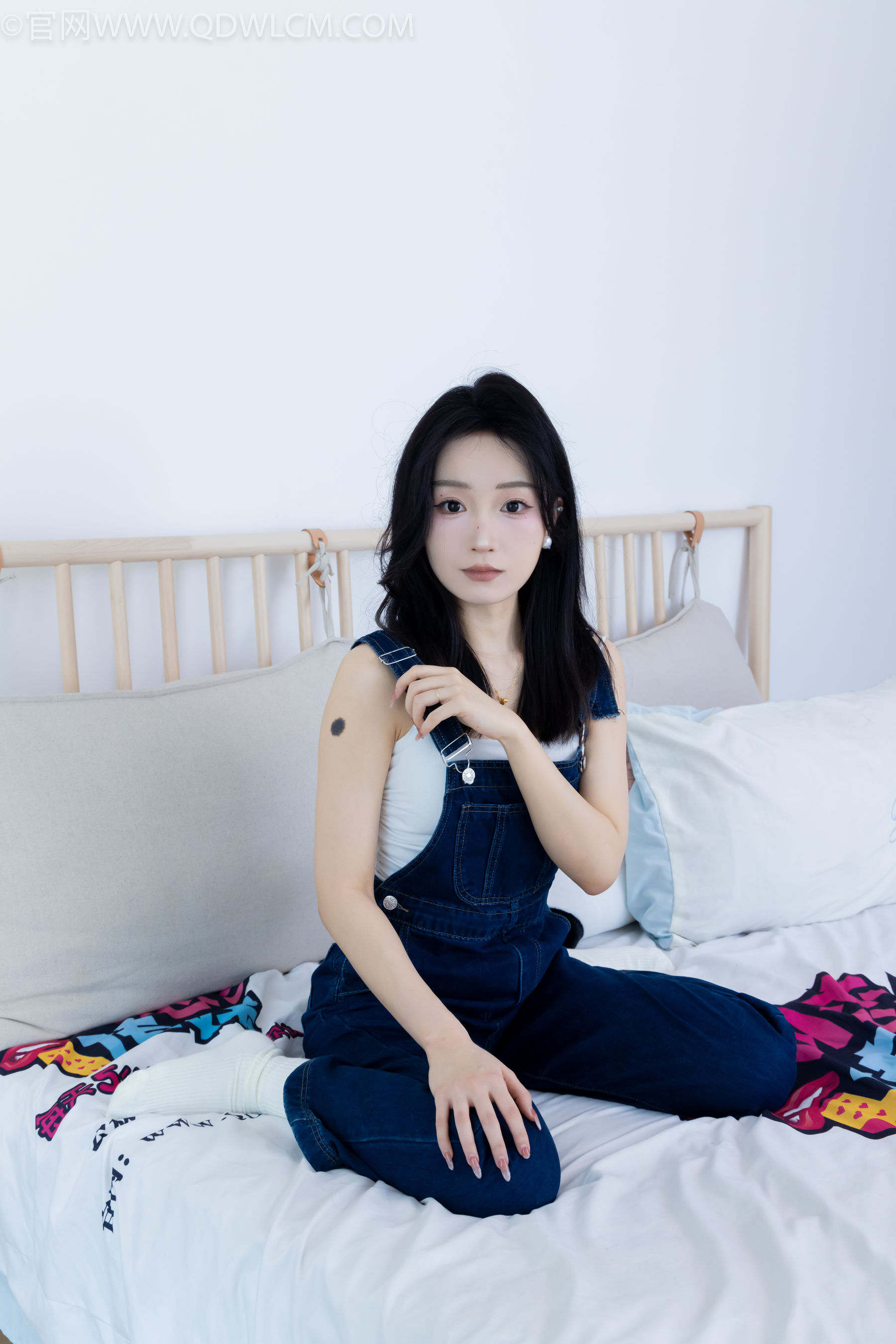 正妹嘟嘟牛仔背带裤居家女友视角写真