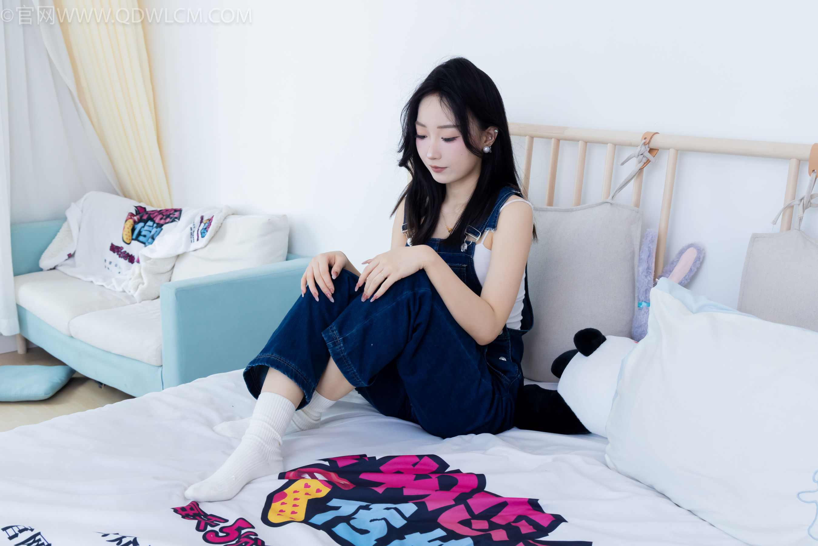 正妹嘟嘟牛仔背带裤居家女友视角写真