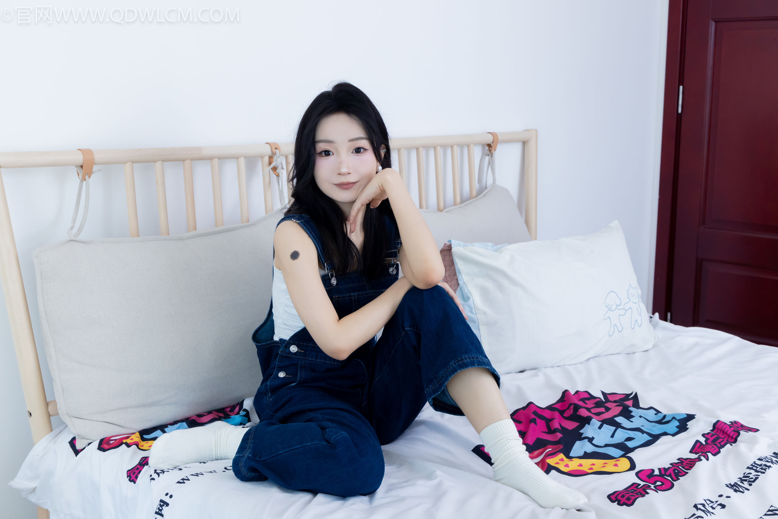 正妹嘟嘟牛仔背带裤居家女友视角写真