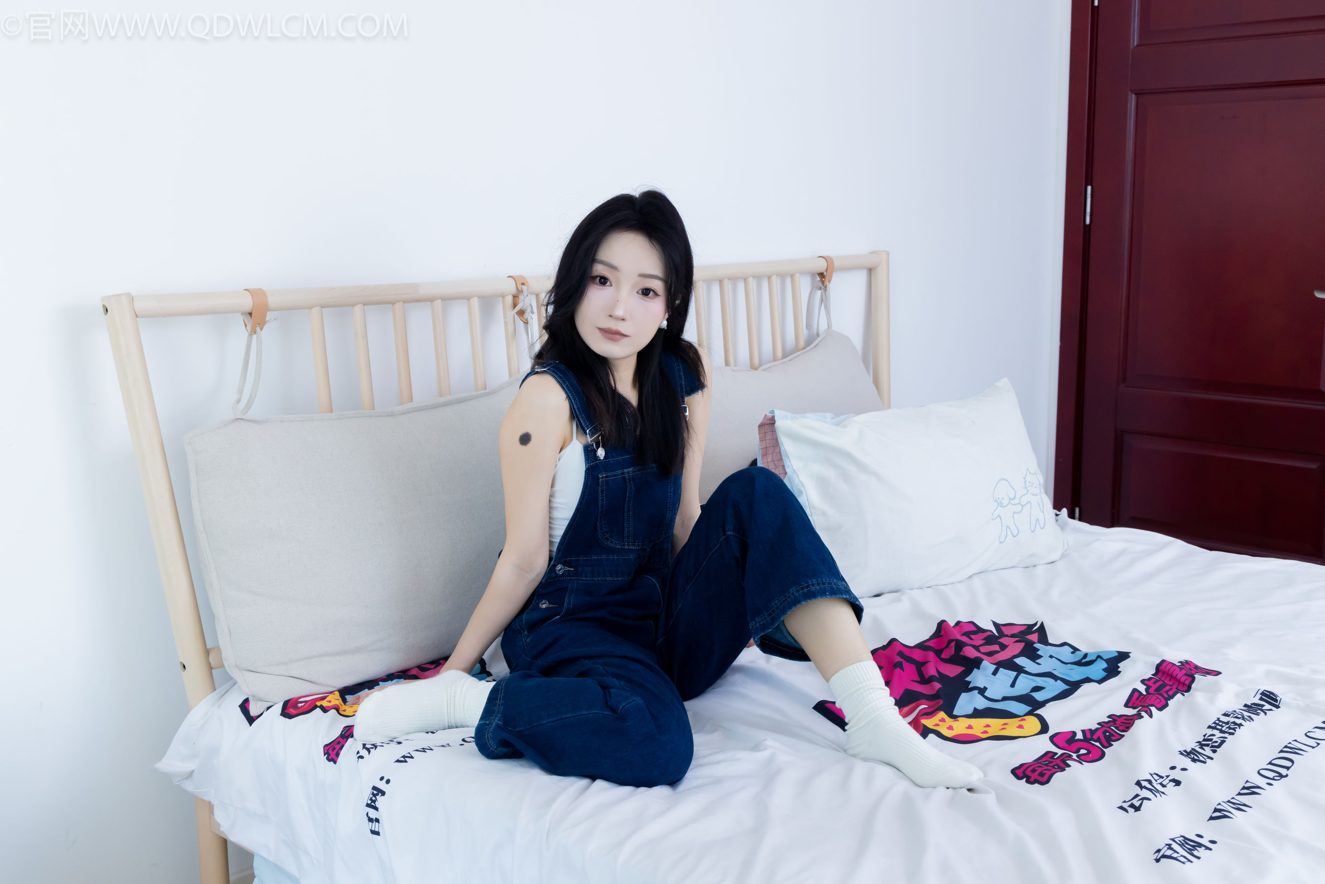 正妹嘟嘟牛仔背带裤居家女友视角写真