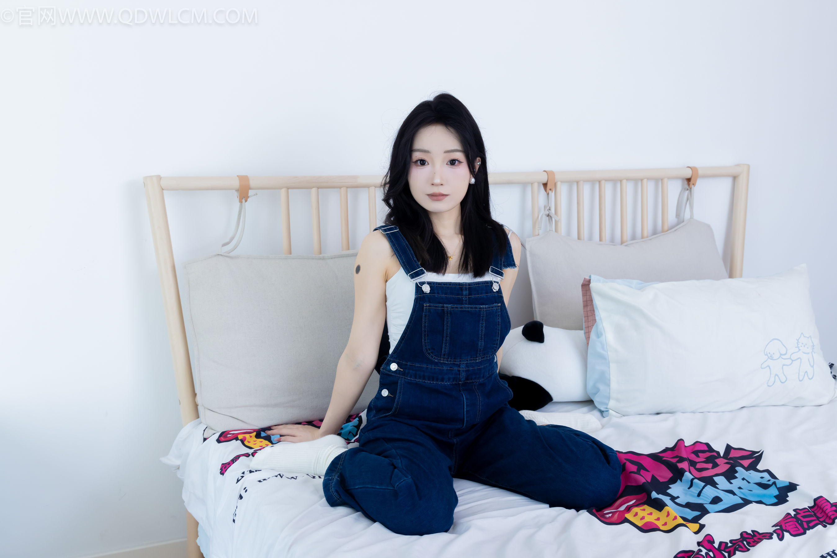 正妹嘟嘟牛仔背带裤居家女友视角写真