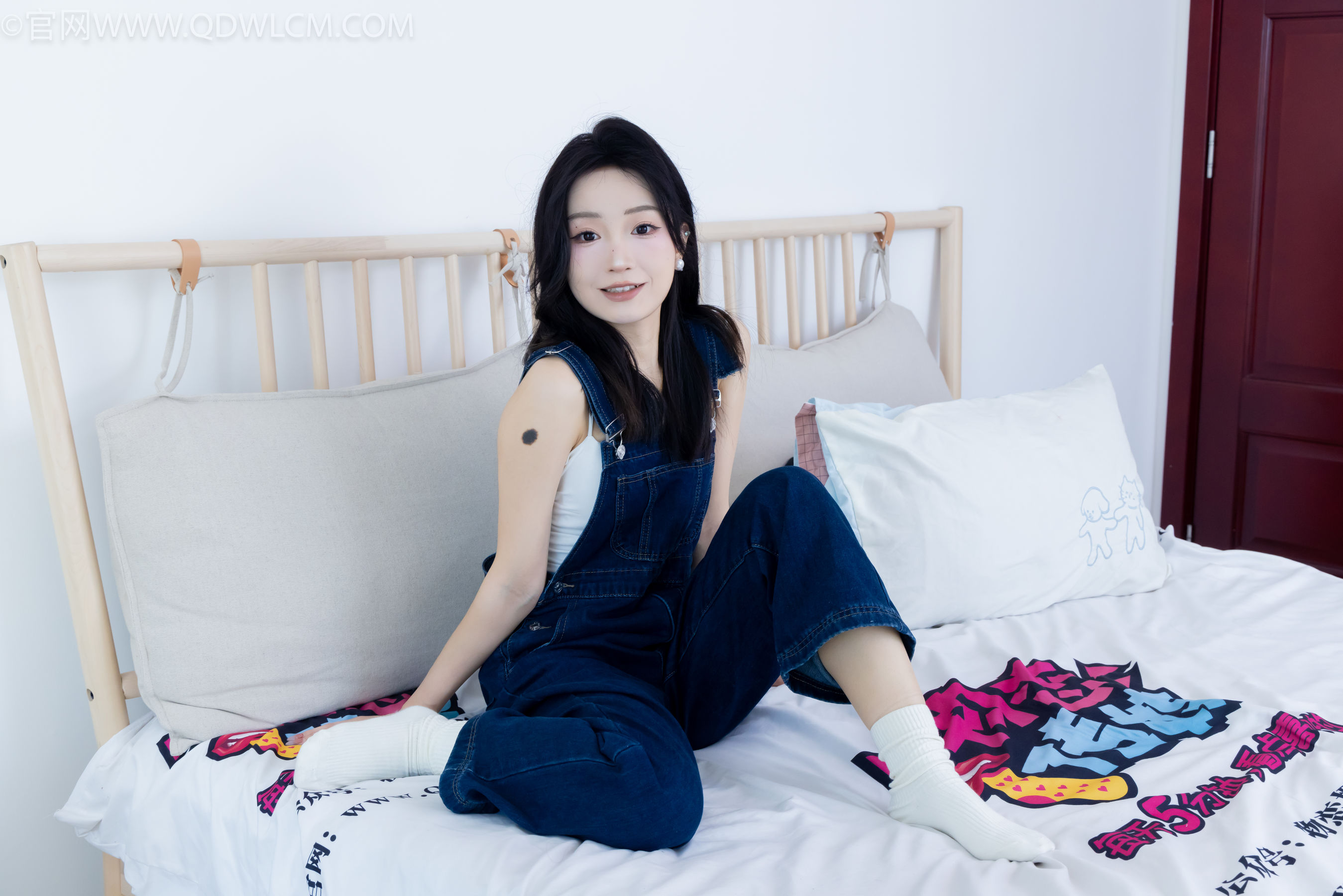 正妹嘟嘟牛仔背带裤居家女友视角写真