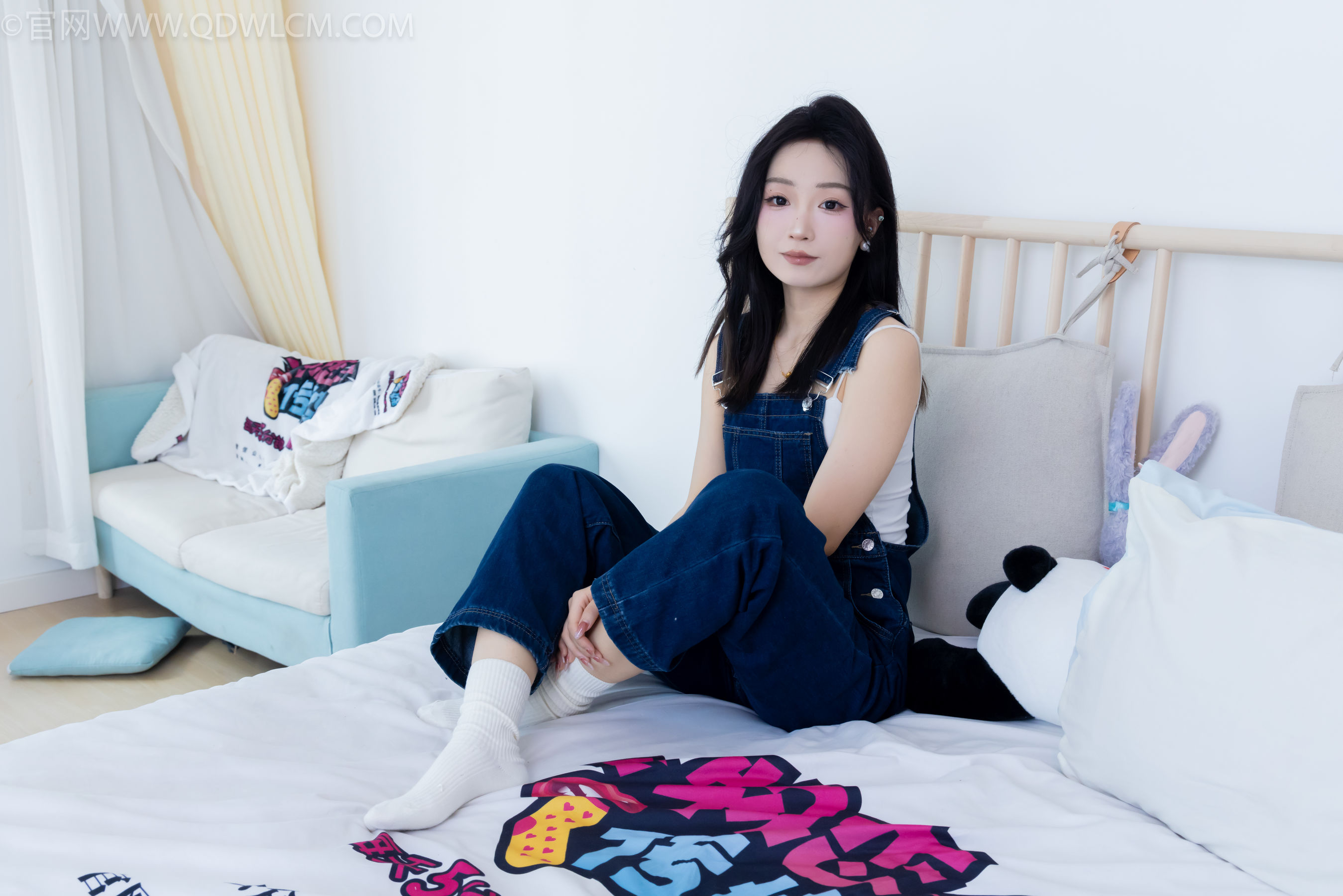 正妹嘟嘟牛仔背带裤居家女友视角写真