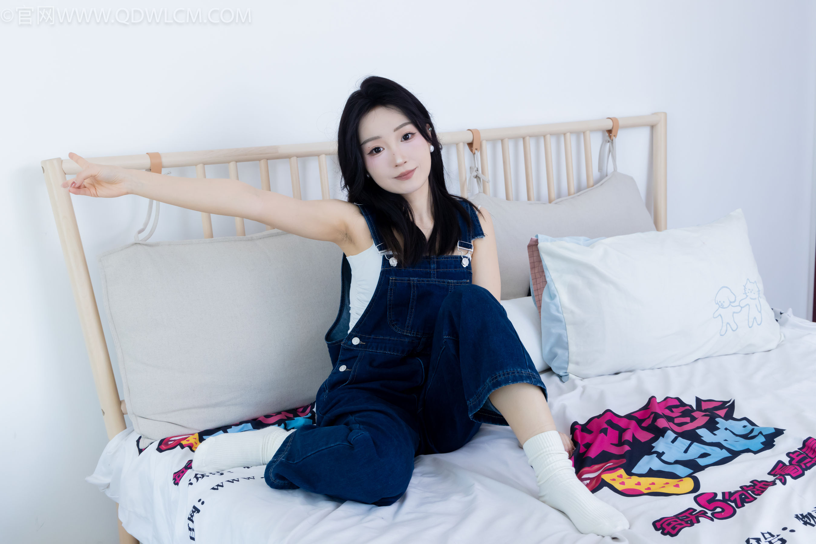 正妹嘟嘟牛仔背带裤居家女友视角写真