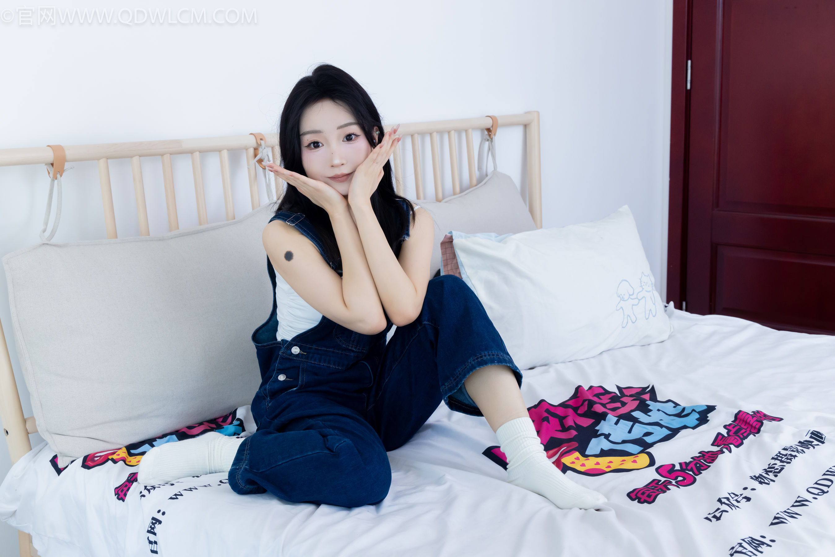 正妹嘟嘟牛仔背带裤居家女友视角写真