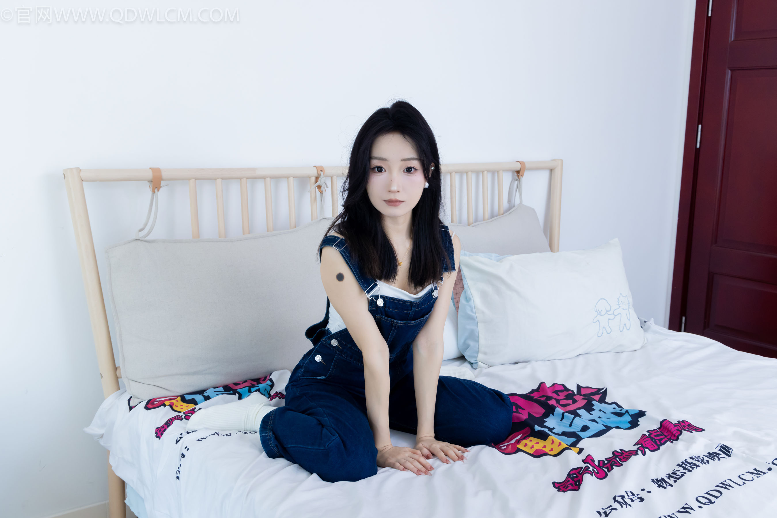 正妹嘟嘟牛仔背带裤居家女友视角写真