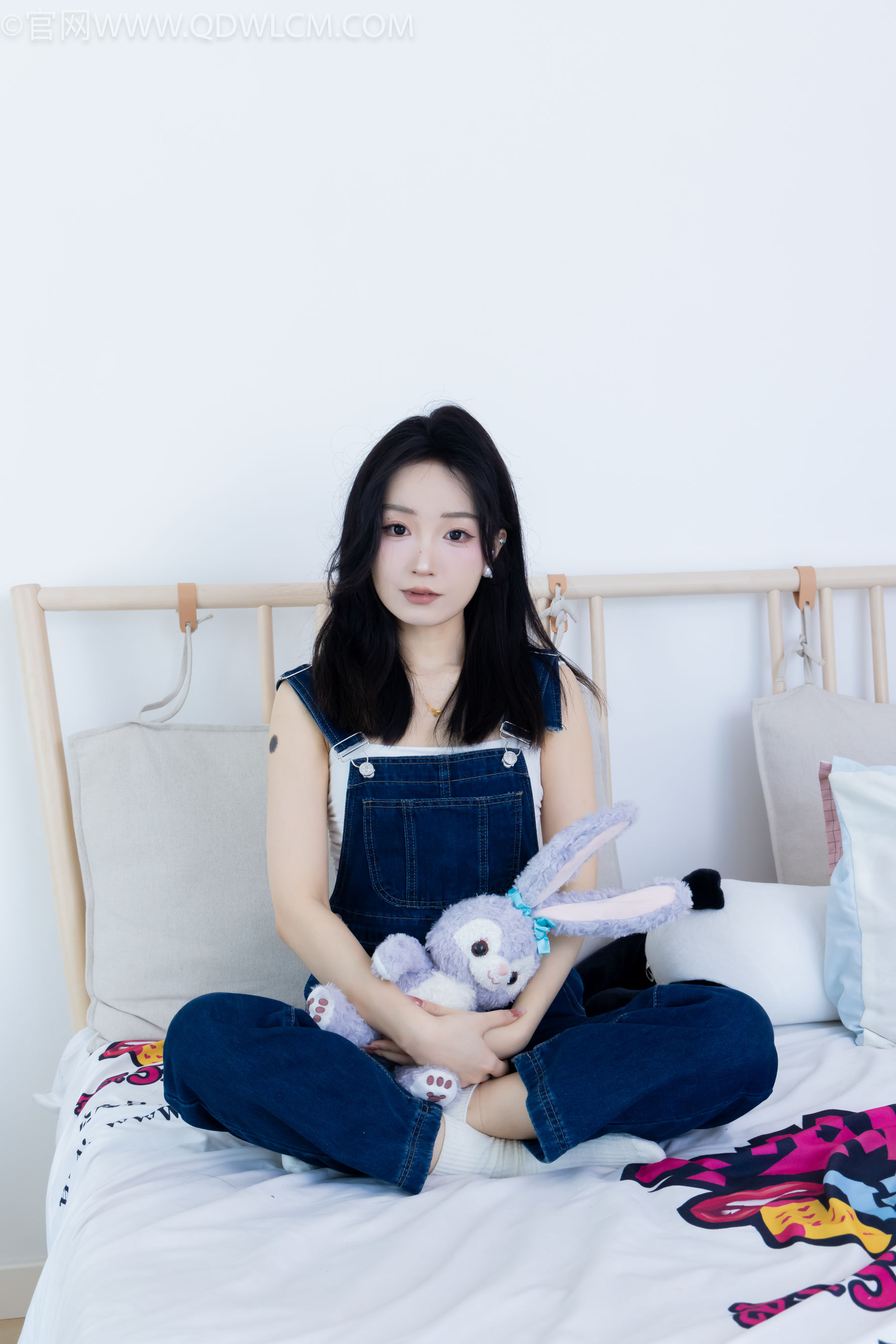 正妹嘟嘟牛仔背带裤居家女友视角写真