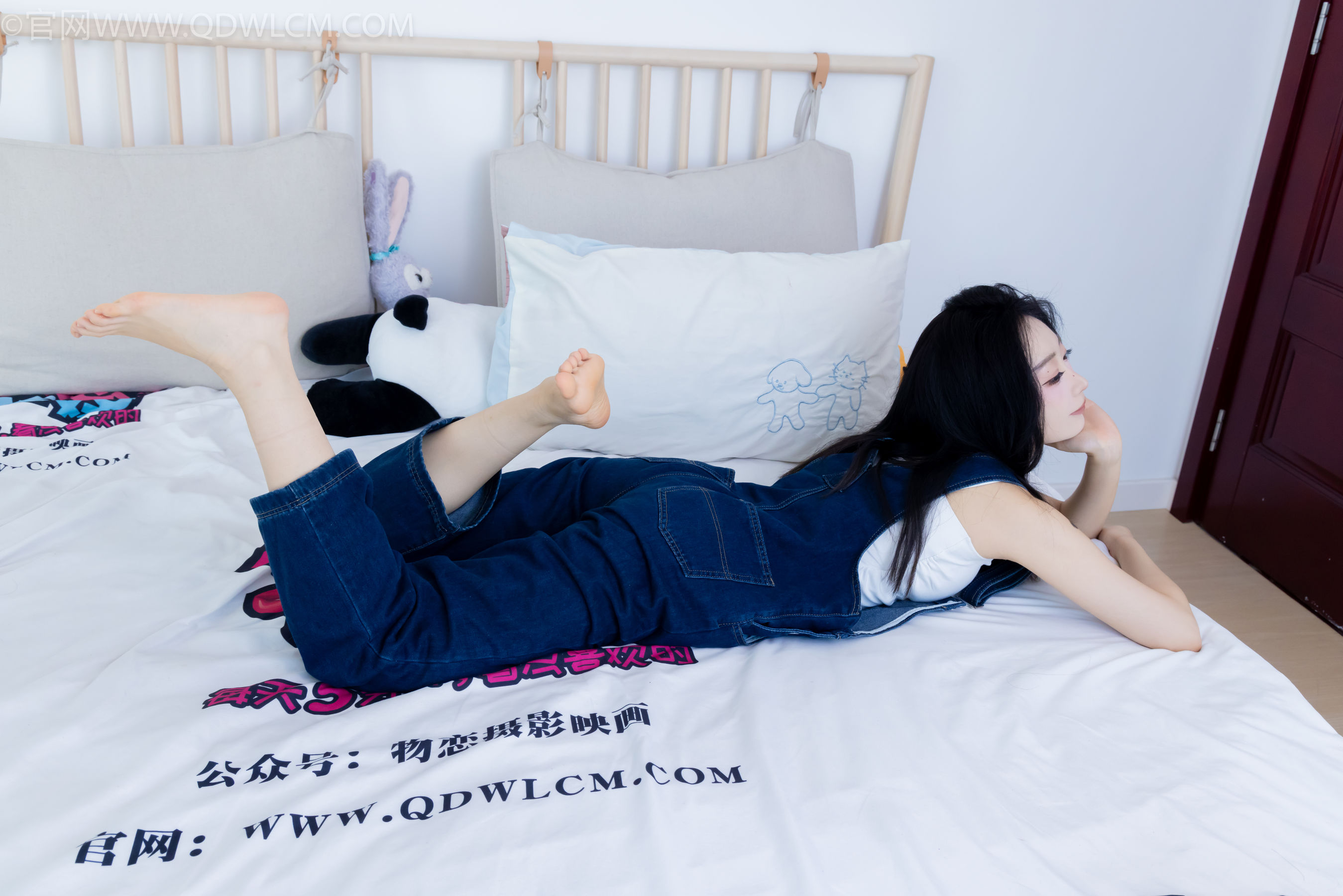 正妹嘟嘟牛仔背带裤居家女友视角写真