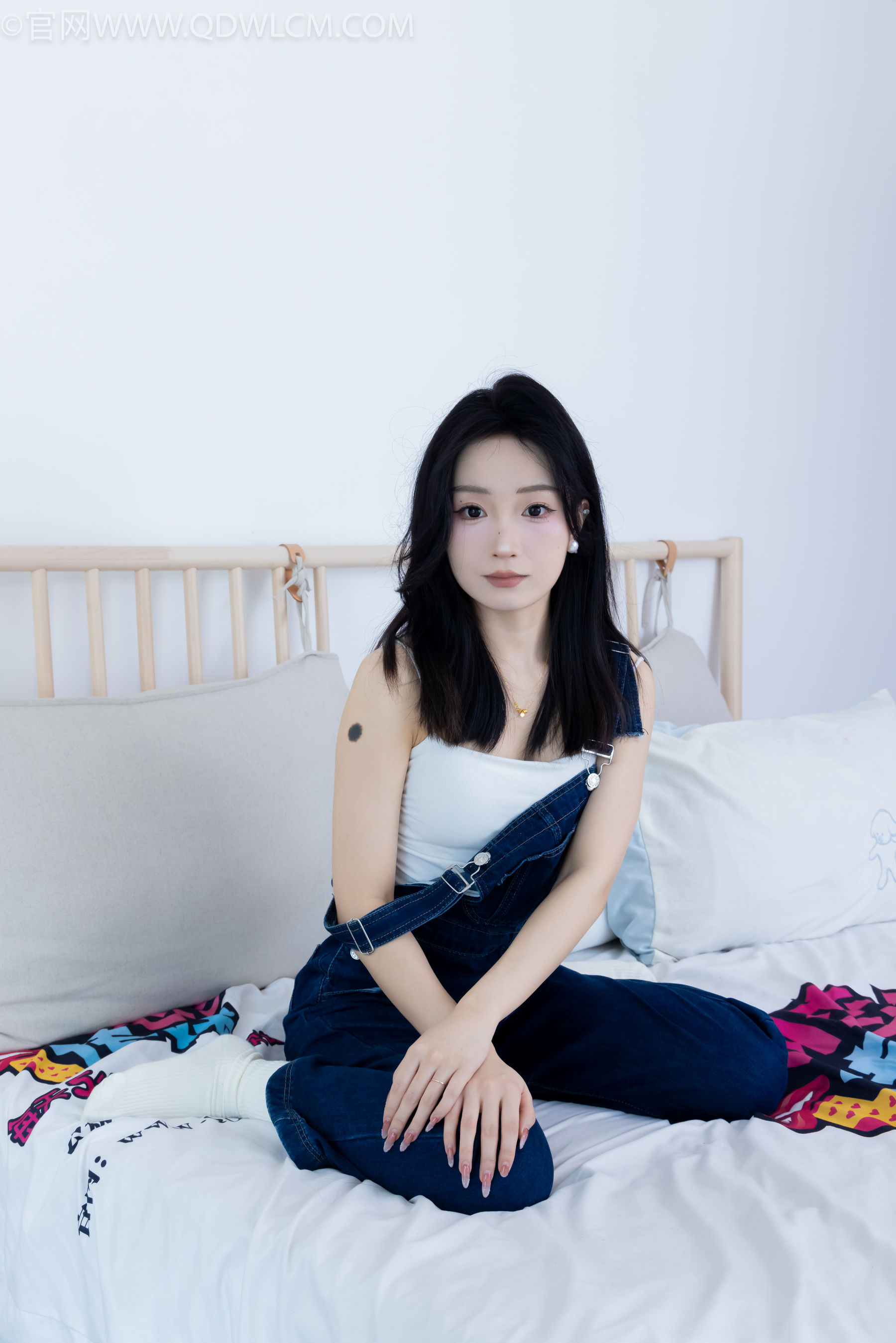 正妹嘟嘟牛仔背带裤居家女友视角写真